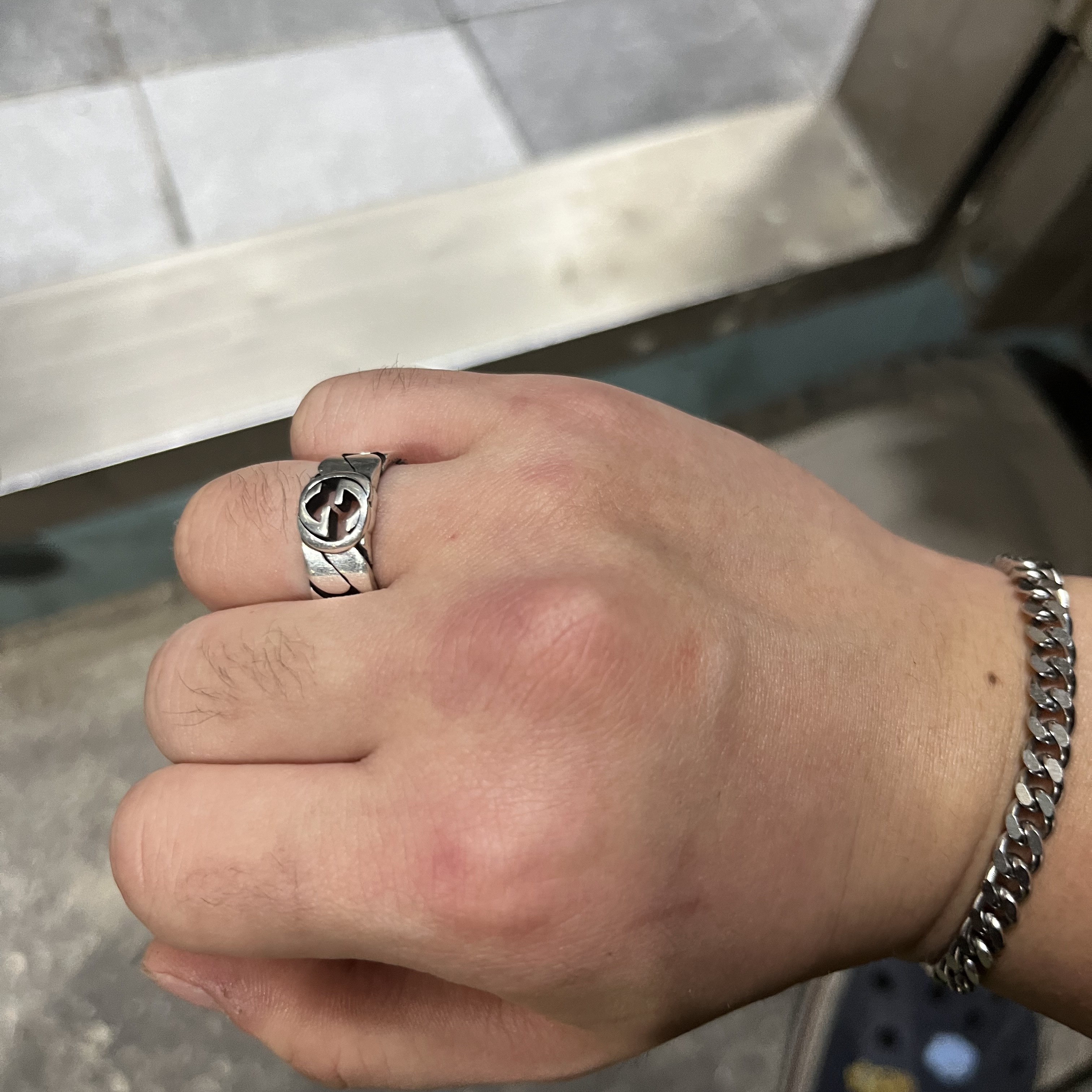 Gucci Interlocking G Ring Silver 착용 스타일