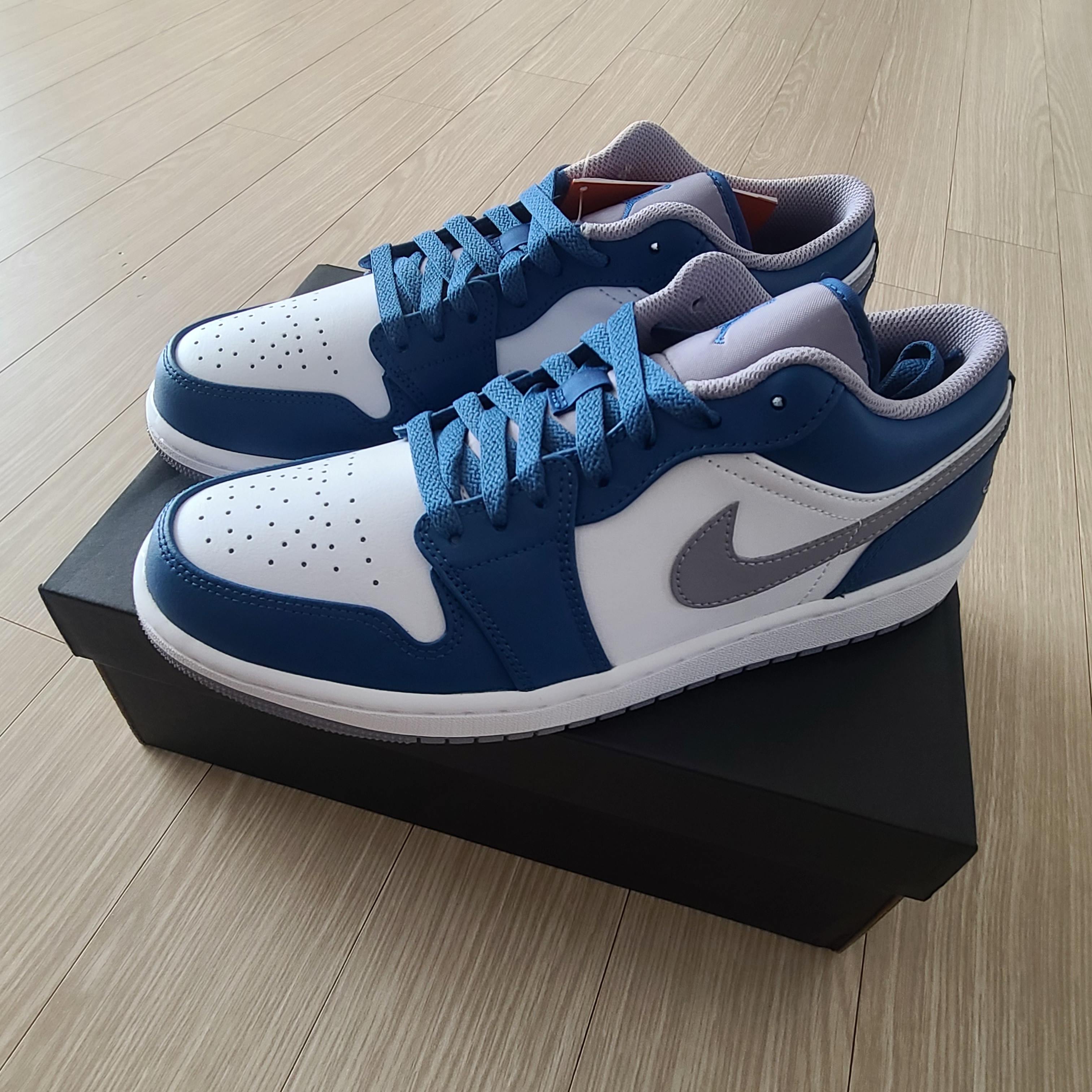 Jordan 1 Low True Blue Cement Grey 착용 스타일 - 1