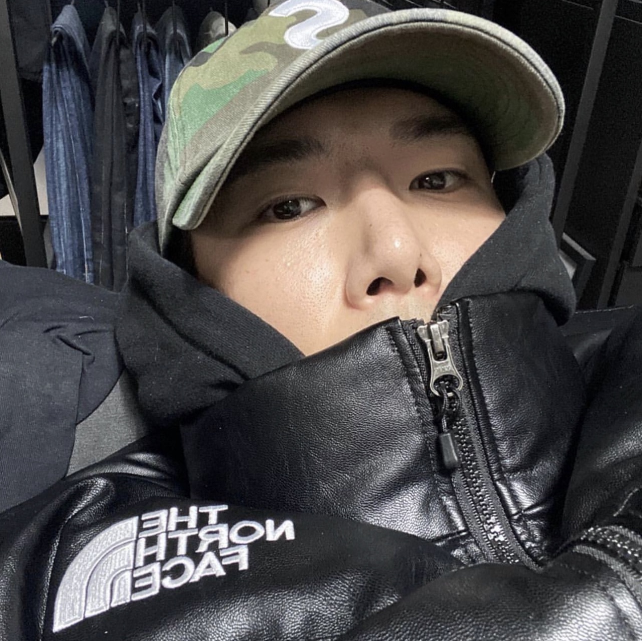 Supreme Pigment Print S Logo 6-Panel Woodland Camo - 20SS, Supreme x The North Face Leather Nuptse Jacket Black - 17FW 착용 스타일