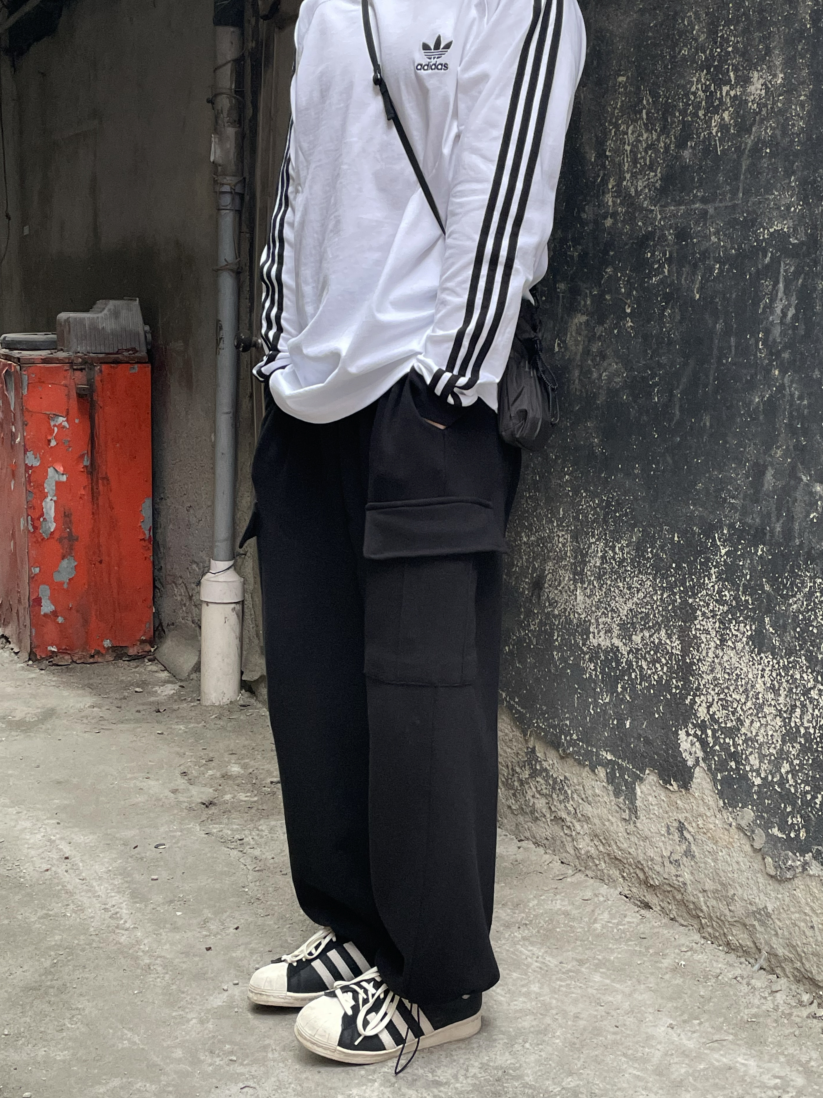 Adidas Superstar 82 Black White 착용 스타일 - 2