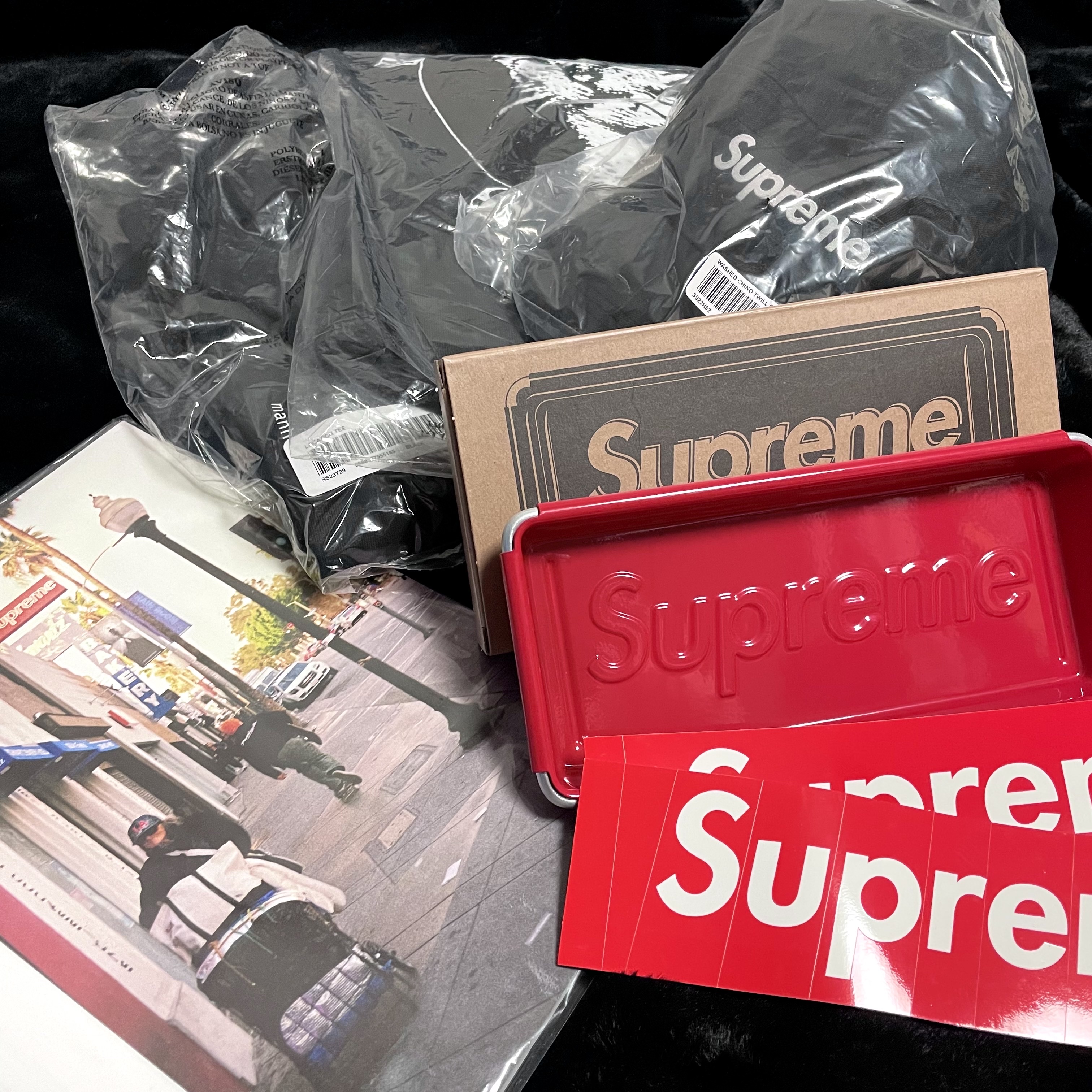 Supreme Fairfax Book Multicolor - 23SS, Supreme x Dulton Tray Red - 23SS 착용 스타일 - 1