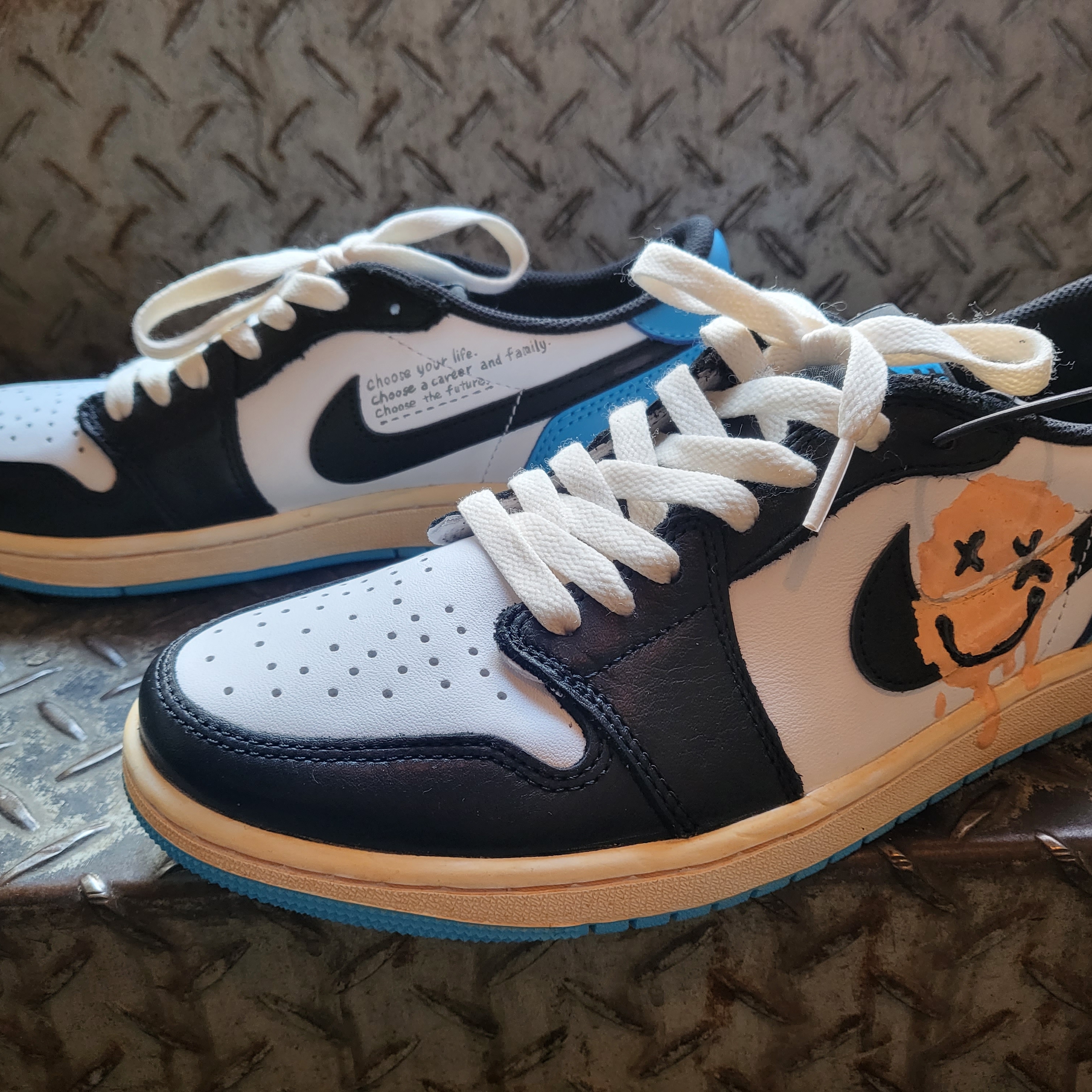 Jordan 1 Retro Low OG Black and Dark Powder Blue 착용 스타일 - 1