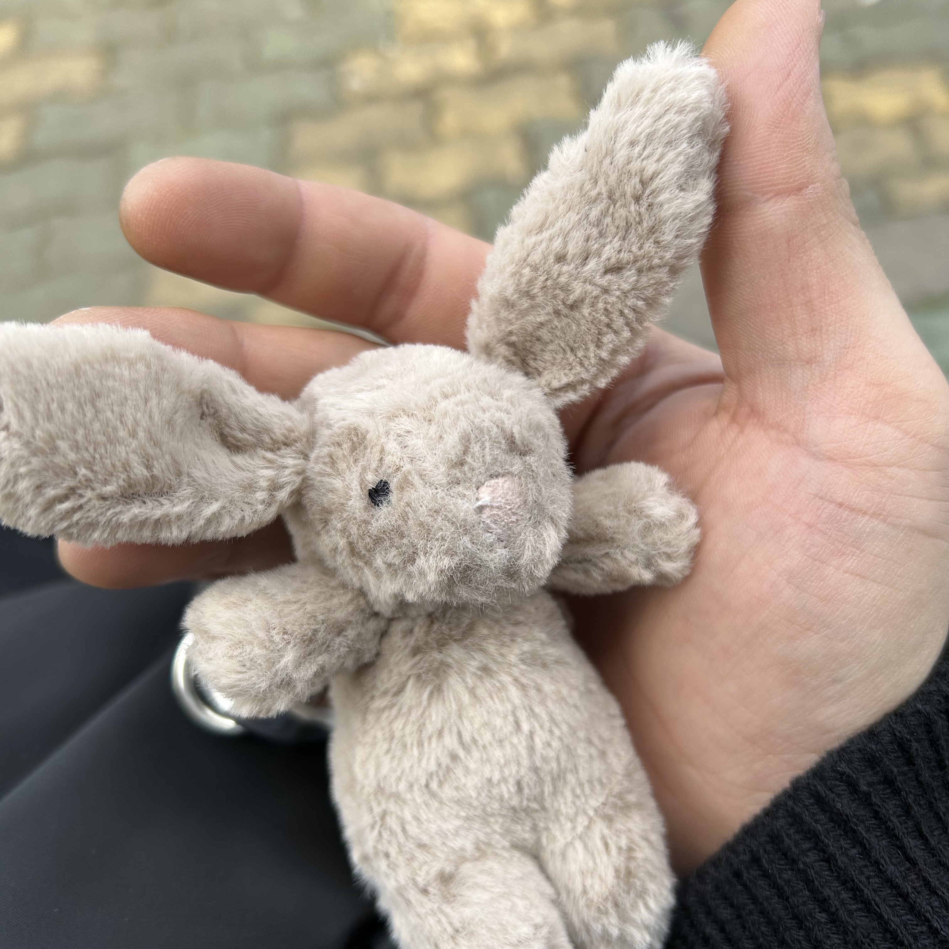 Jellycat Bashful Bunny Bag Charm Beige 착용 스타일