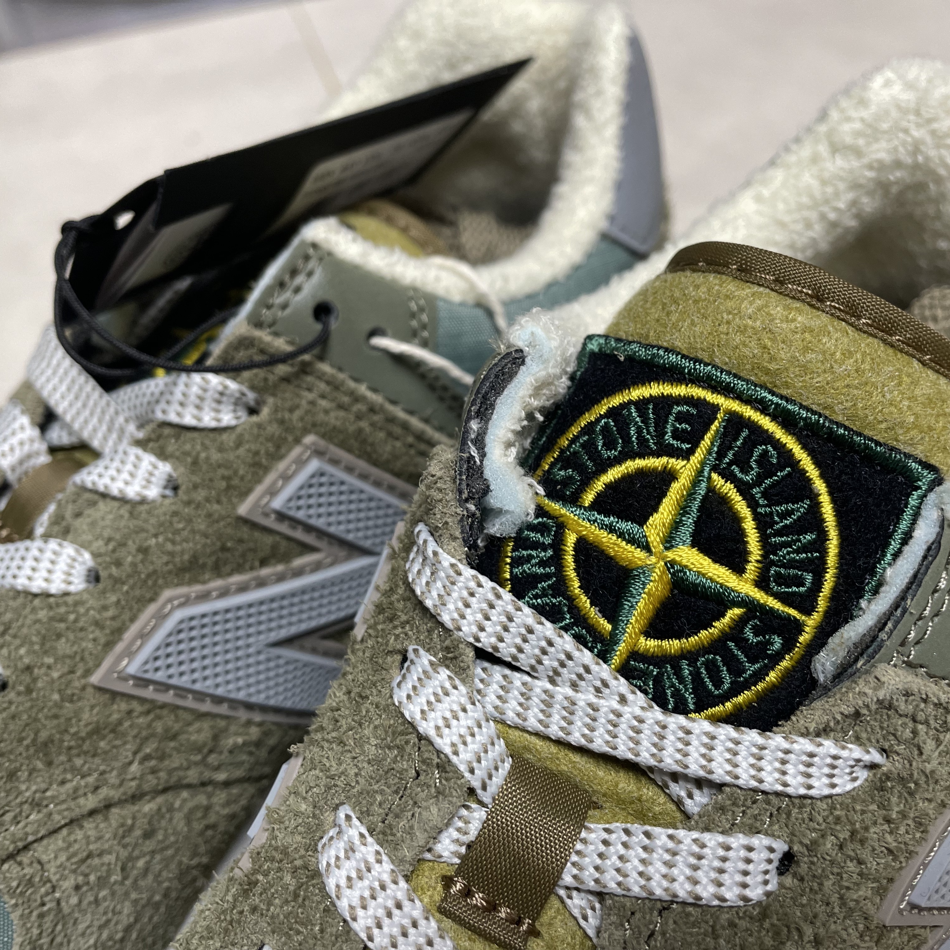 New Balance x Stone Island 574 Legacy Green 착용 스타일 - 5