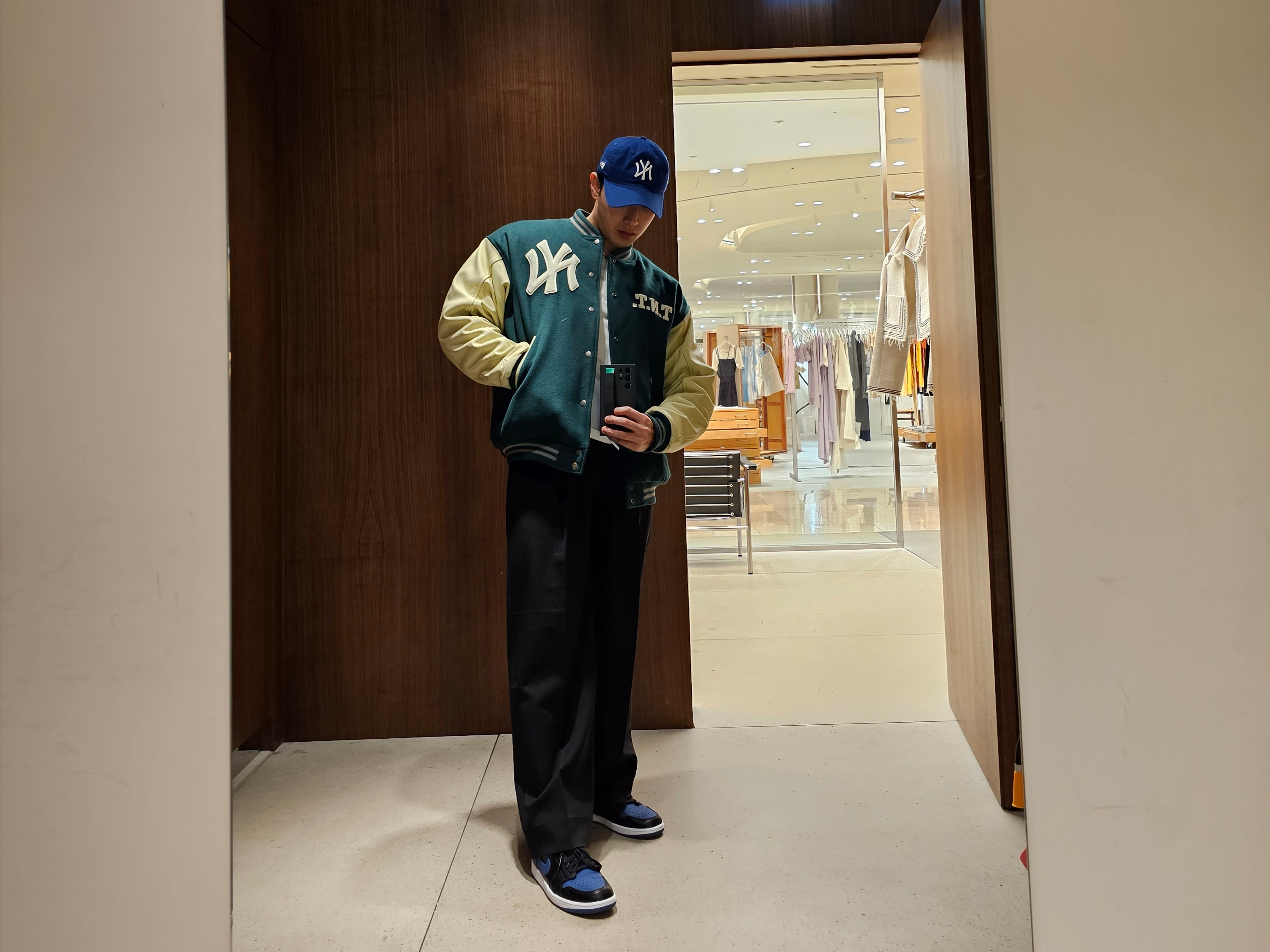 New Era x MoMA New York Yankees Cap Bright Royal, Thisisneverthat x New Era x MLB New York Yankees Varsity Jacket Dark Green 착용 스타일