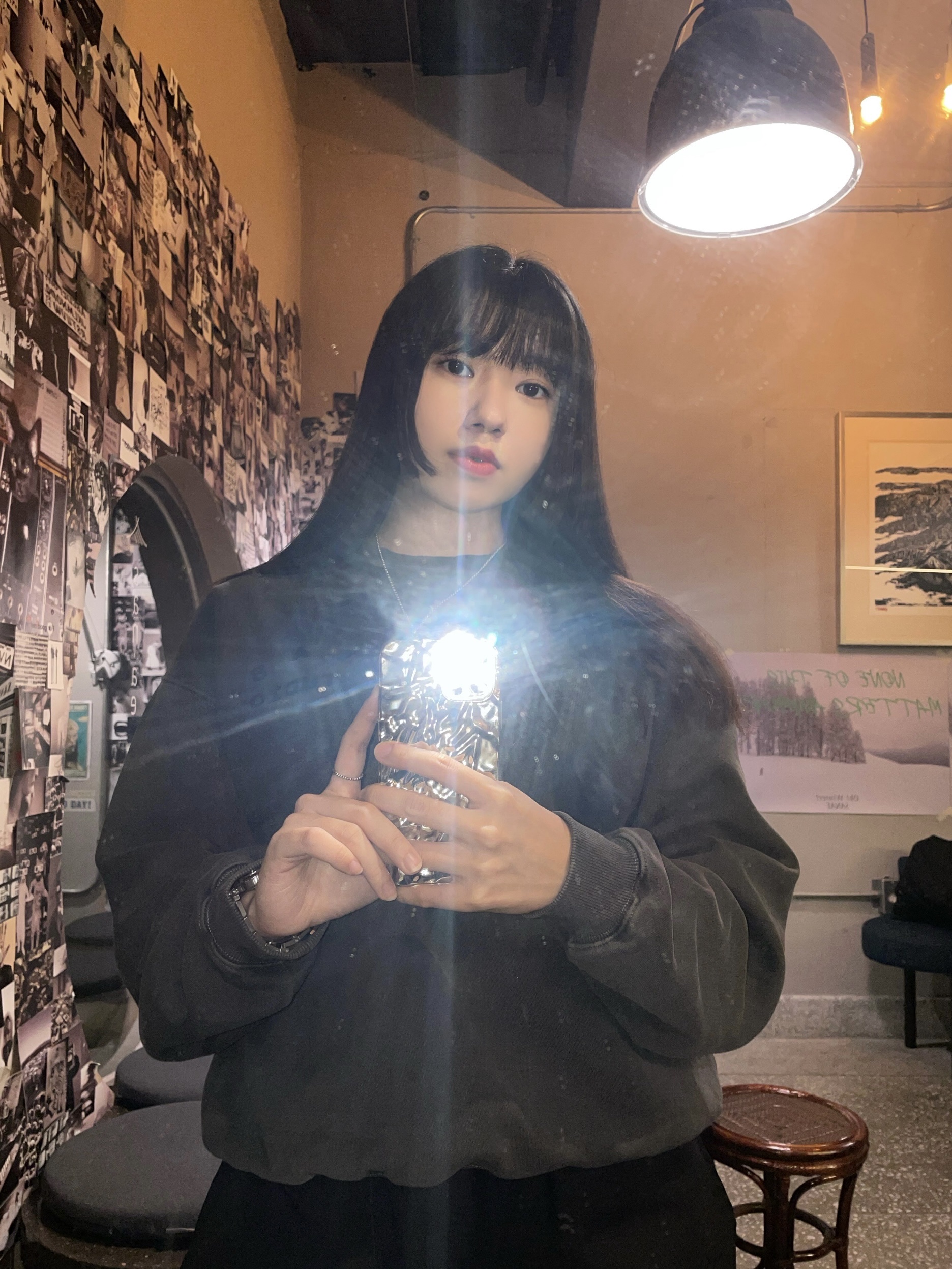 IAB Studio Pigment Sweatshirt & Mini Bag Black 착용 스타일 - 2