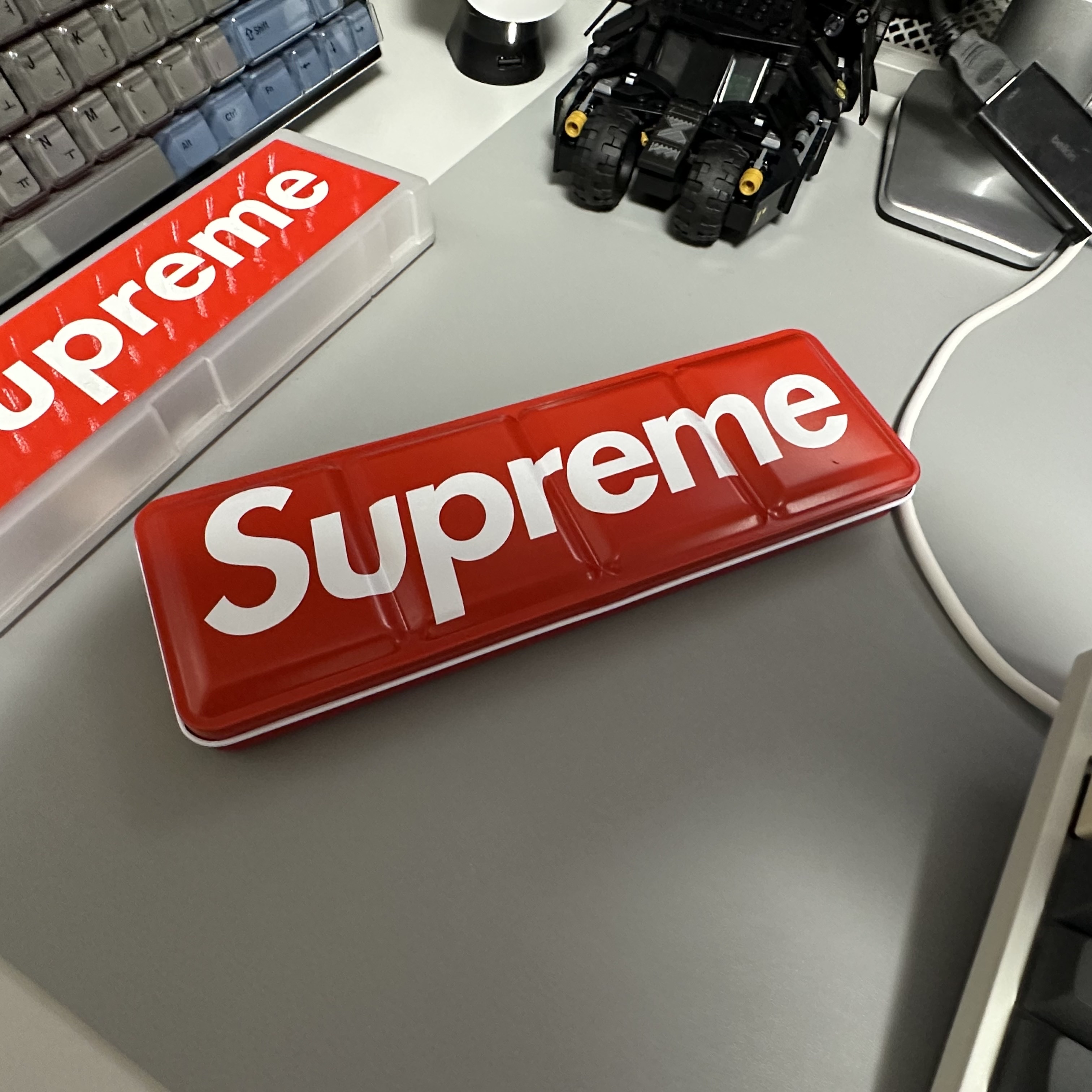 Supreme Schmincke 12-Color Watercolor Set Red - 22FW, Supreme x Seiko Alarm Clock White - 22FW 착용 스타일 - 1