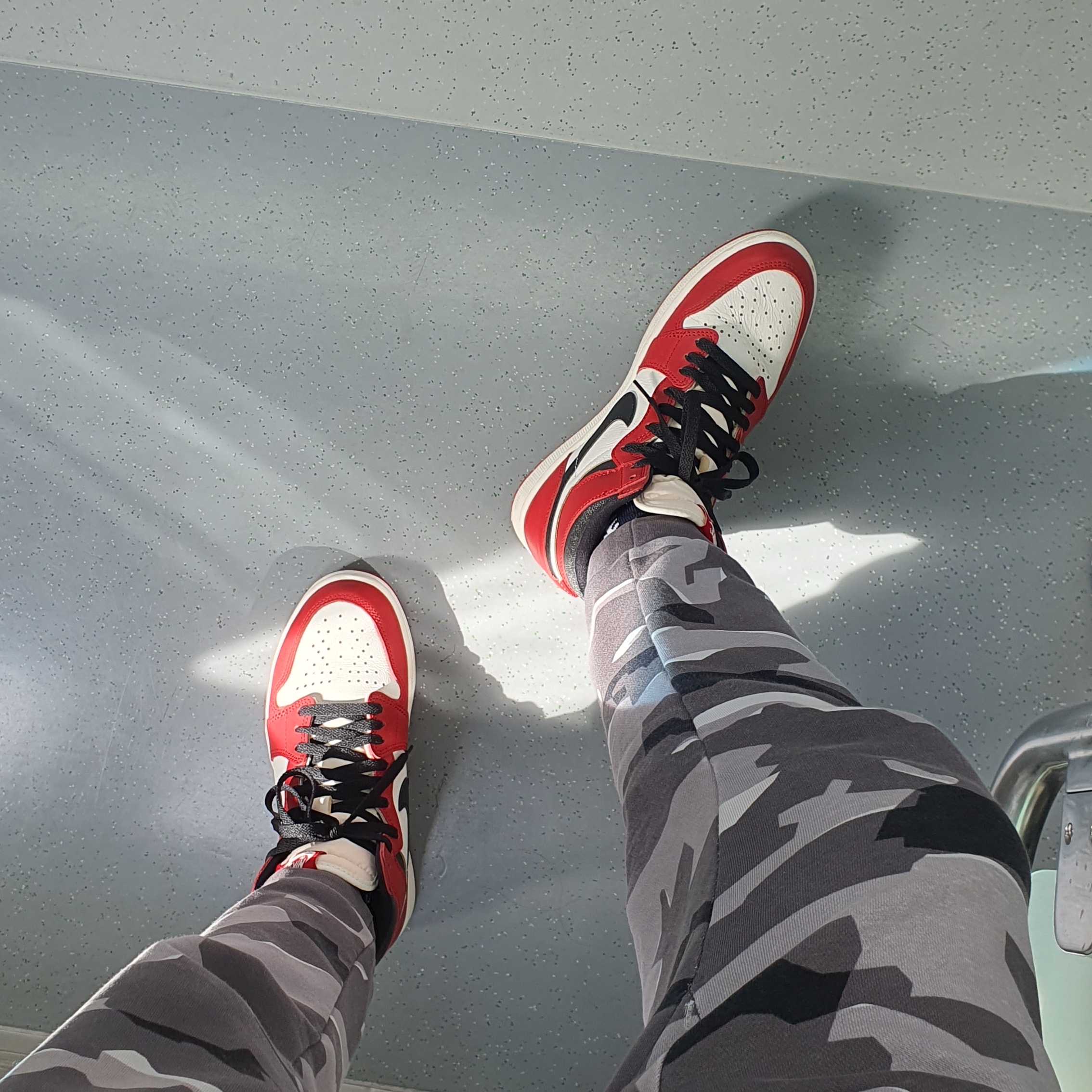 Jordan 1 Retro High OG Chicago 2022 착용 스타일 - 2