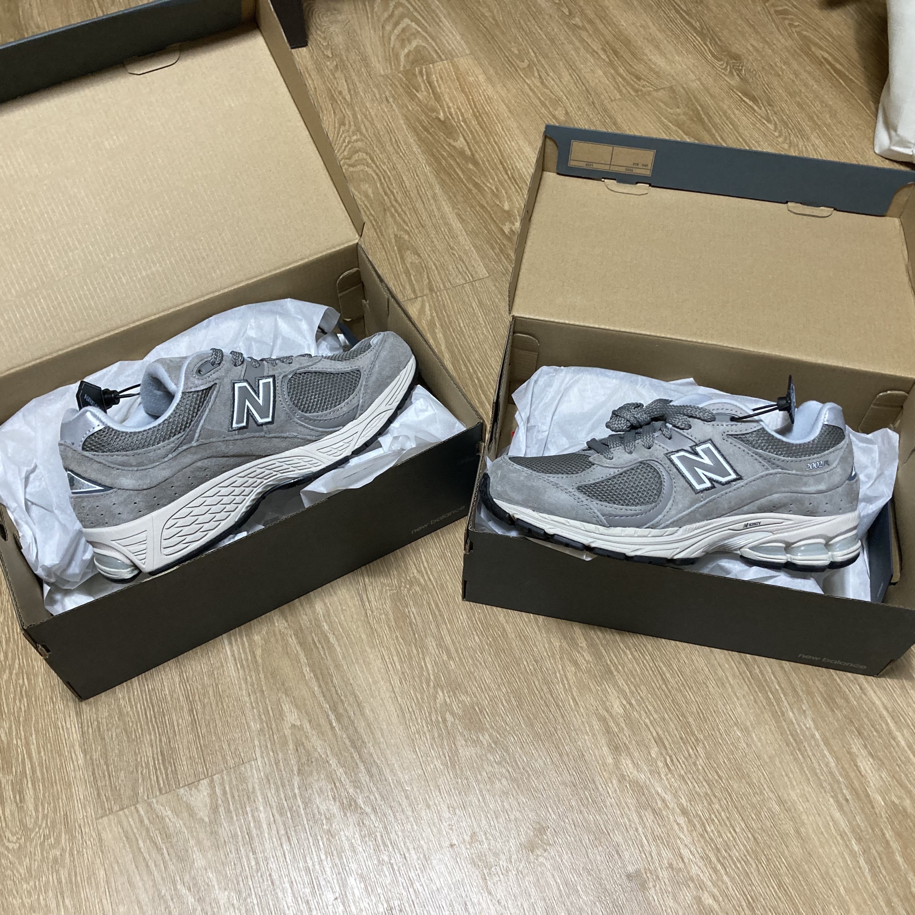 New Balance 2002R Grey 착용 스타일