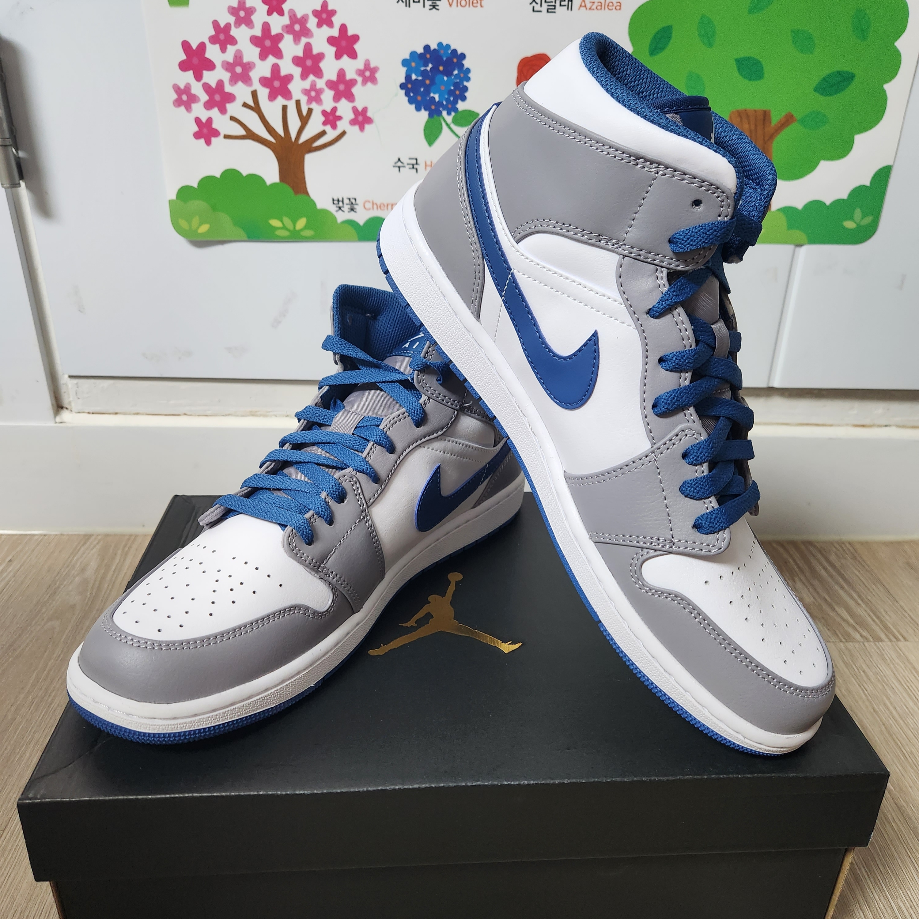 Jordan 1 Mid Cement Grey True Blue 착용 스타일 - 2