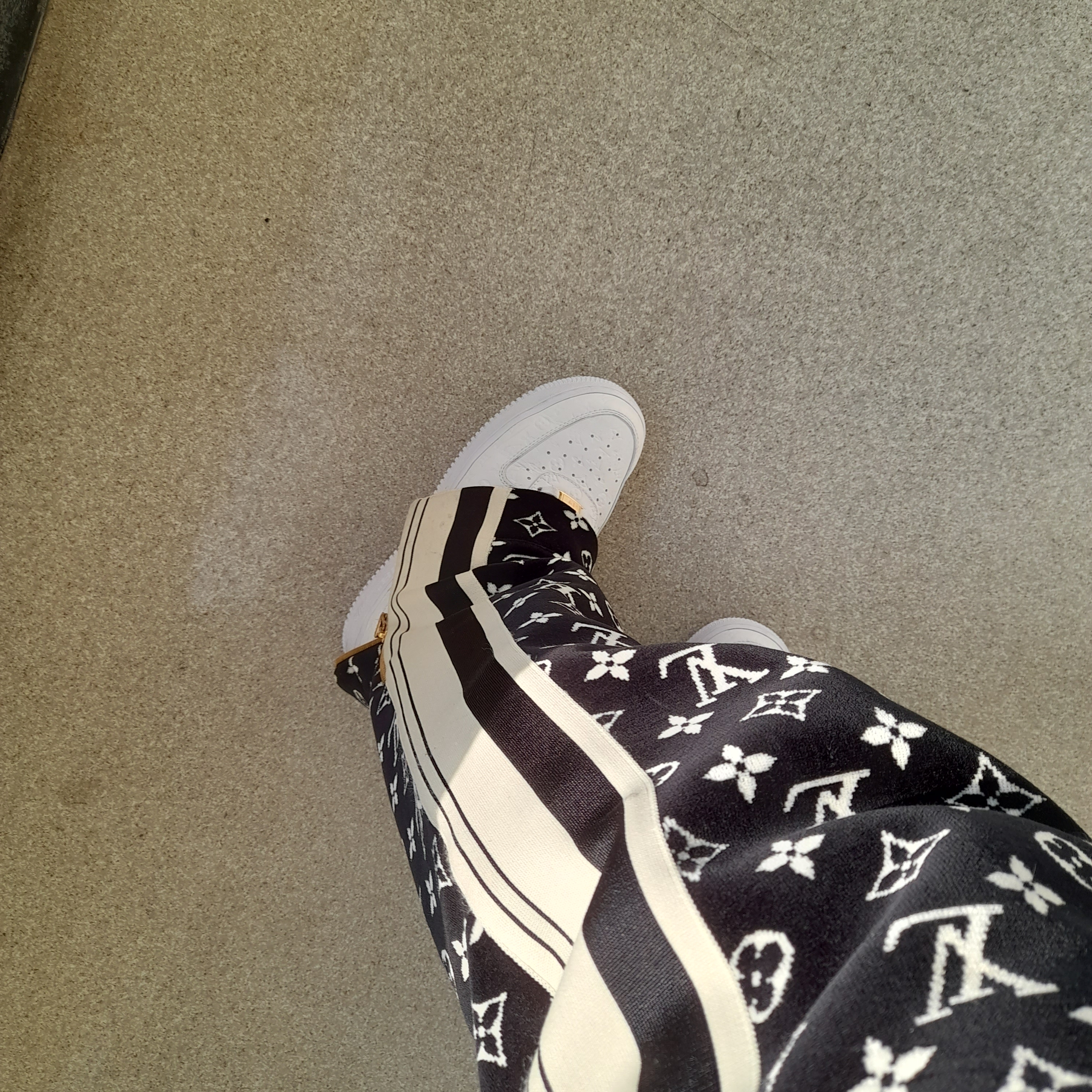 Louis Vuitton x Nike Air Force 1 Low by Virgil Abloh White, (W) Louis Vuitton Monogram Toweling Jogging Pants Black 착용 스타일 - 2
