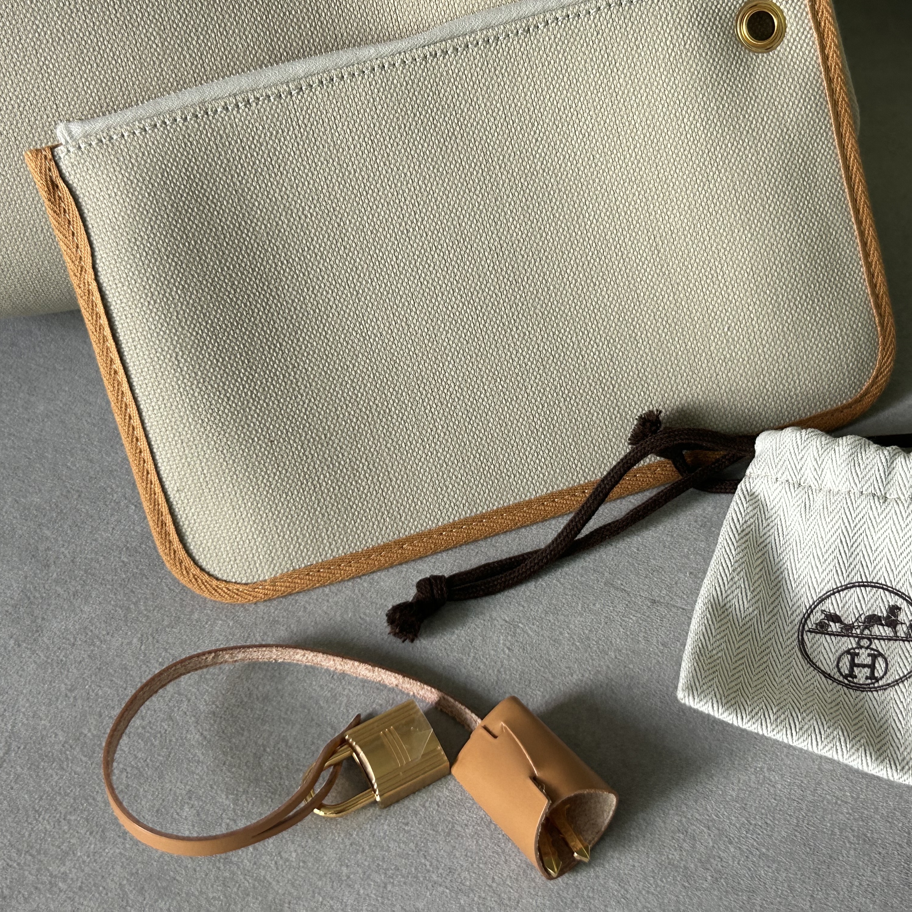 Hermes Herbag Zip 31 Bag Retourne & Gold Beton Naturel Sable 착용 스타일 - 4