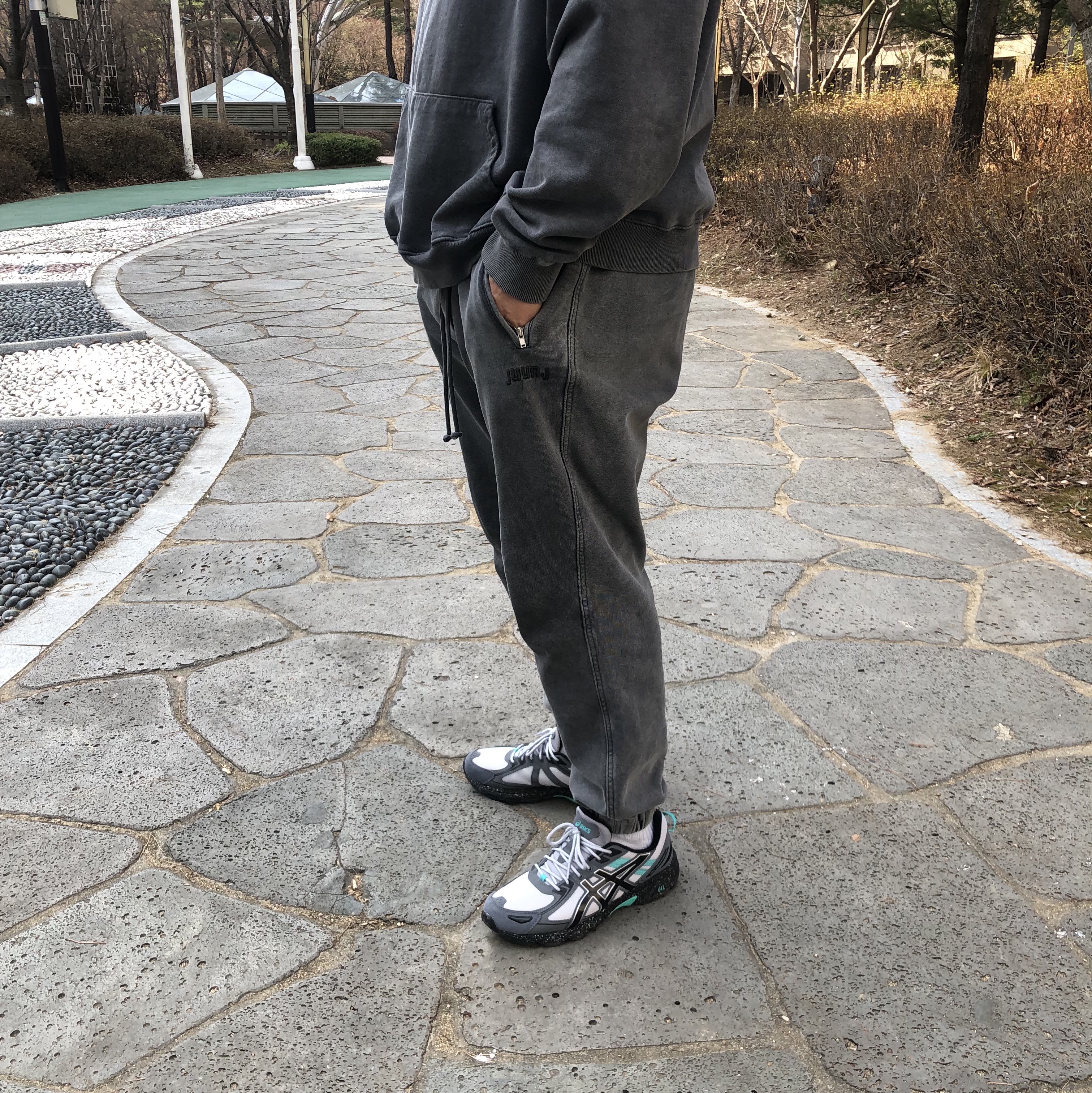 Asics Gel-Venture 6 Mid Grey Black 착용 스타일 - 1