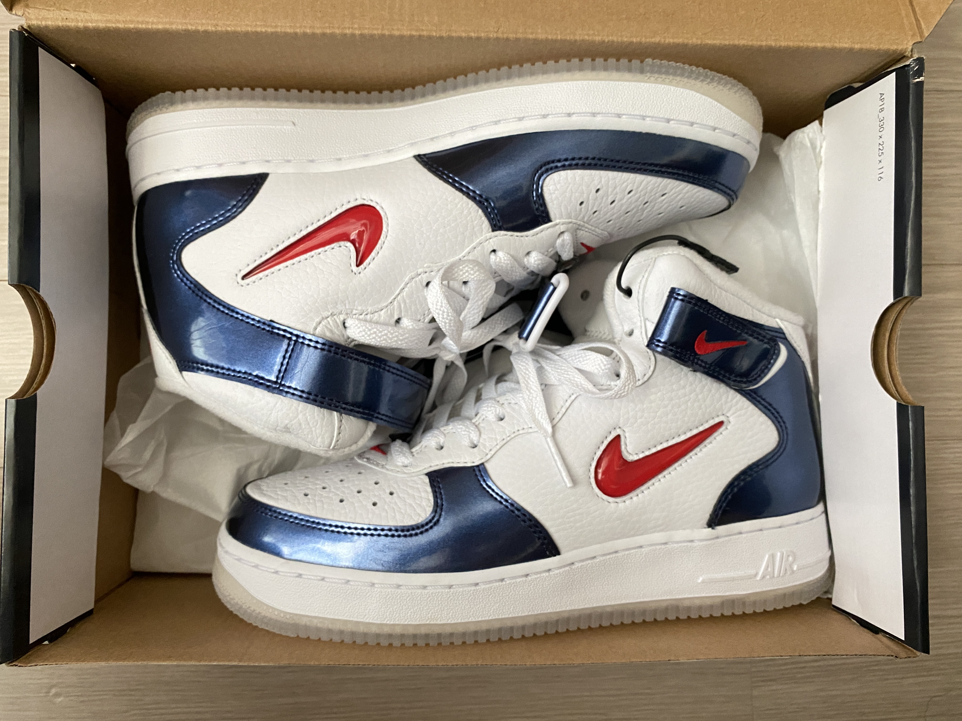 Nike Air Force 1 Mid QS University Red and Midnight Navy 착용 스타일