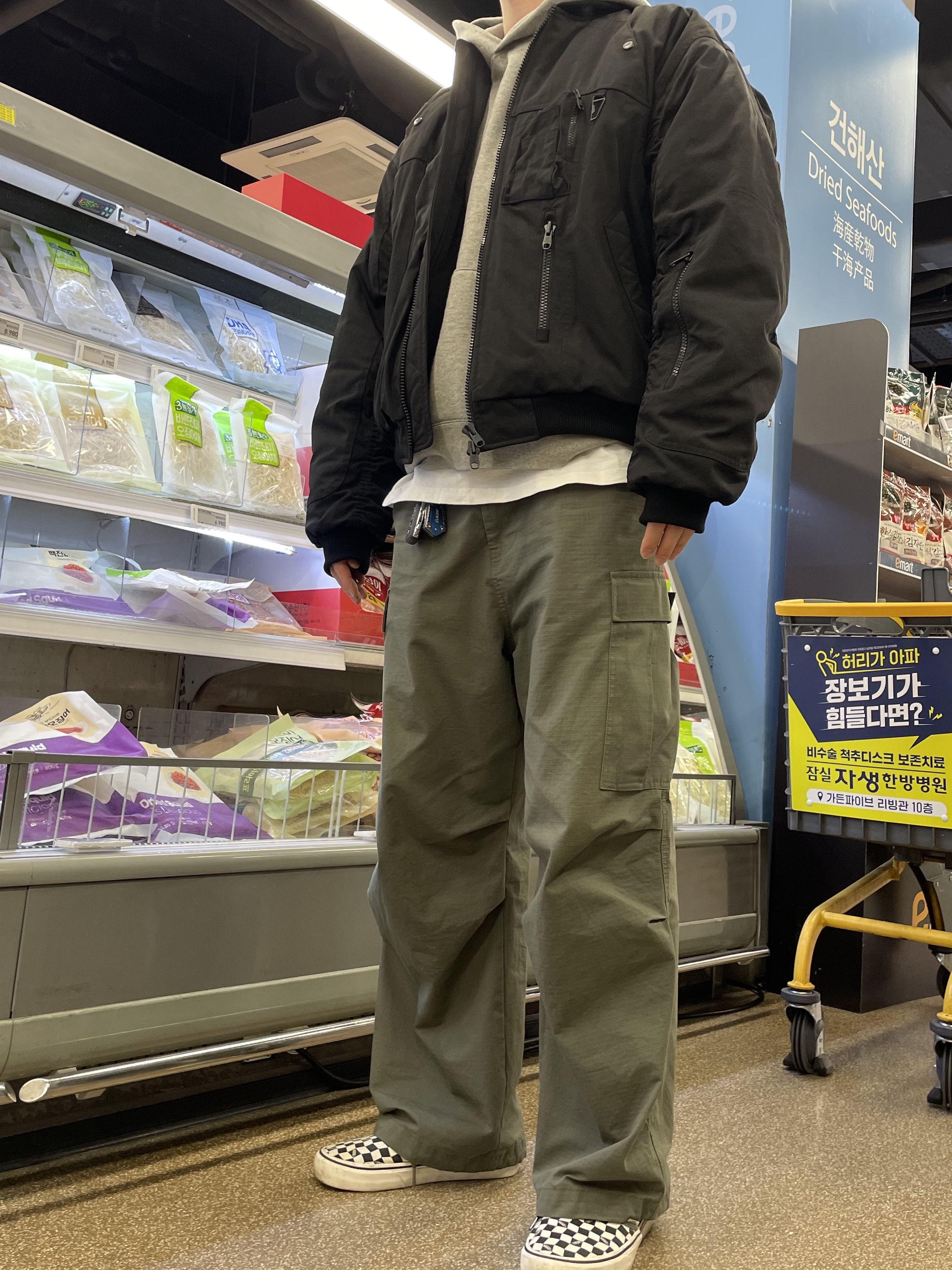 Undermycar Juggernaut Double Back Zip Steroid Bomber Triple Black - 23SS, Essentials The Core Collection Hoodie Dark Oatmeal 착용 스타일 - 2