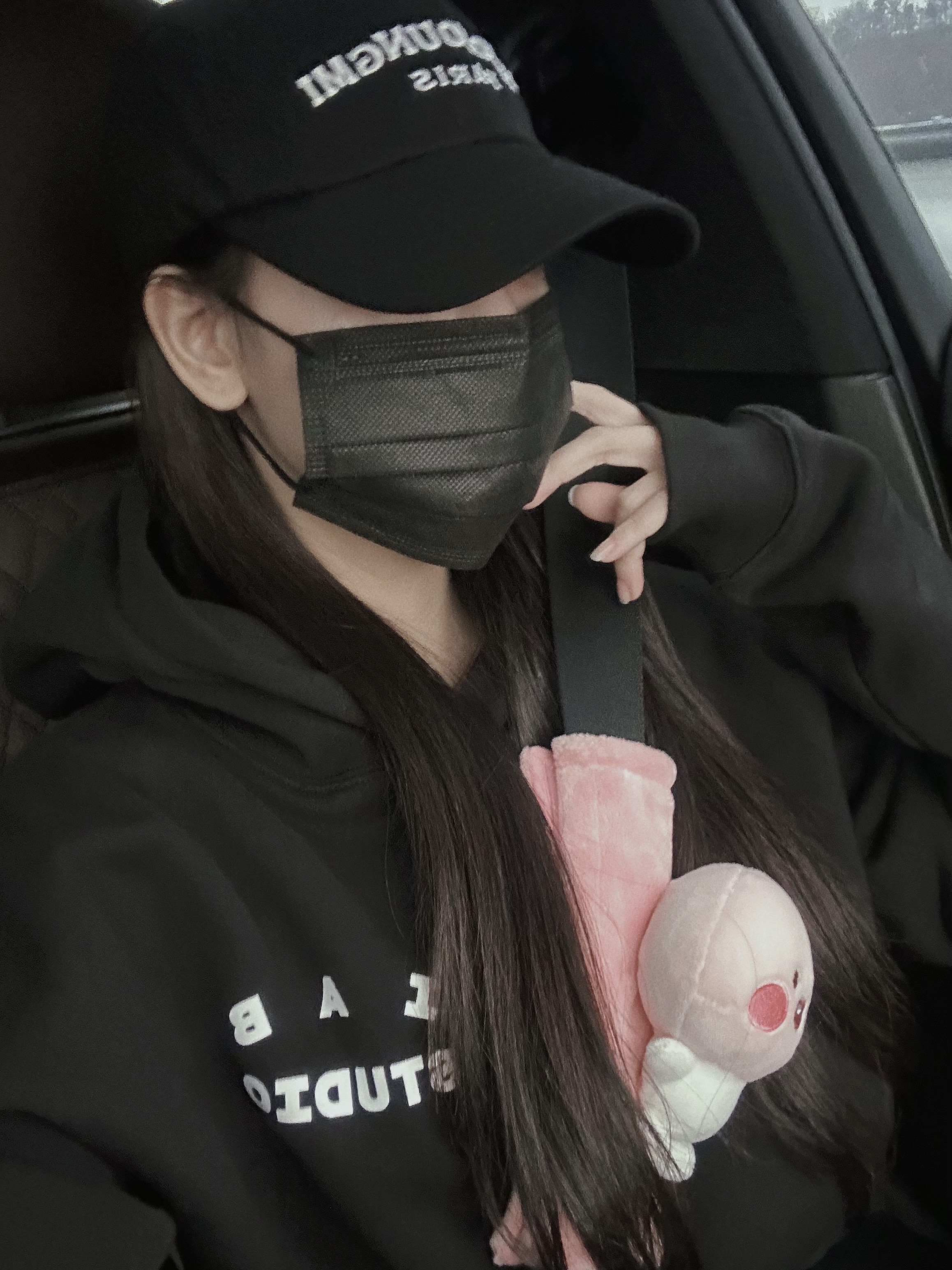 IAB Studio Hoodie Black White, Wooyoungmi White Embroidered Logo Ball Cap Black 착용 스타일