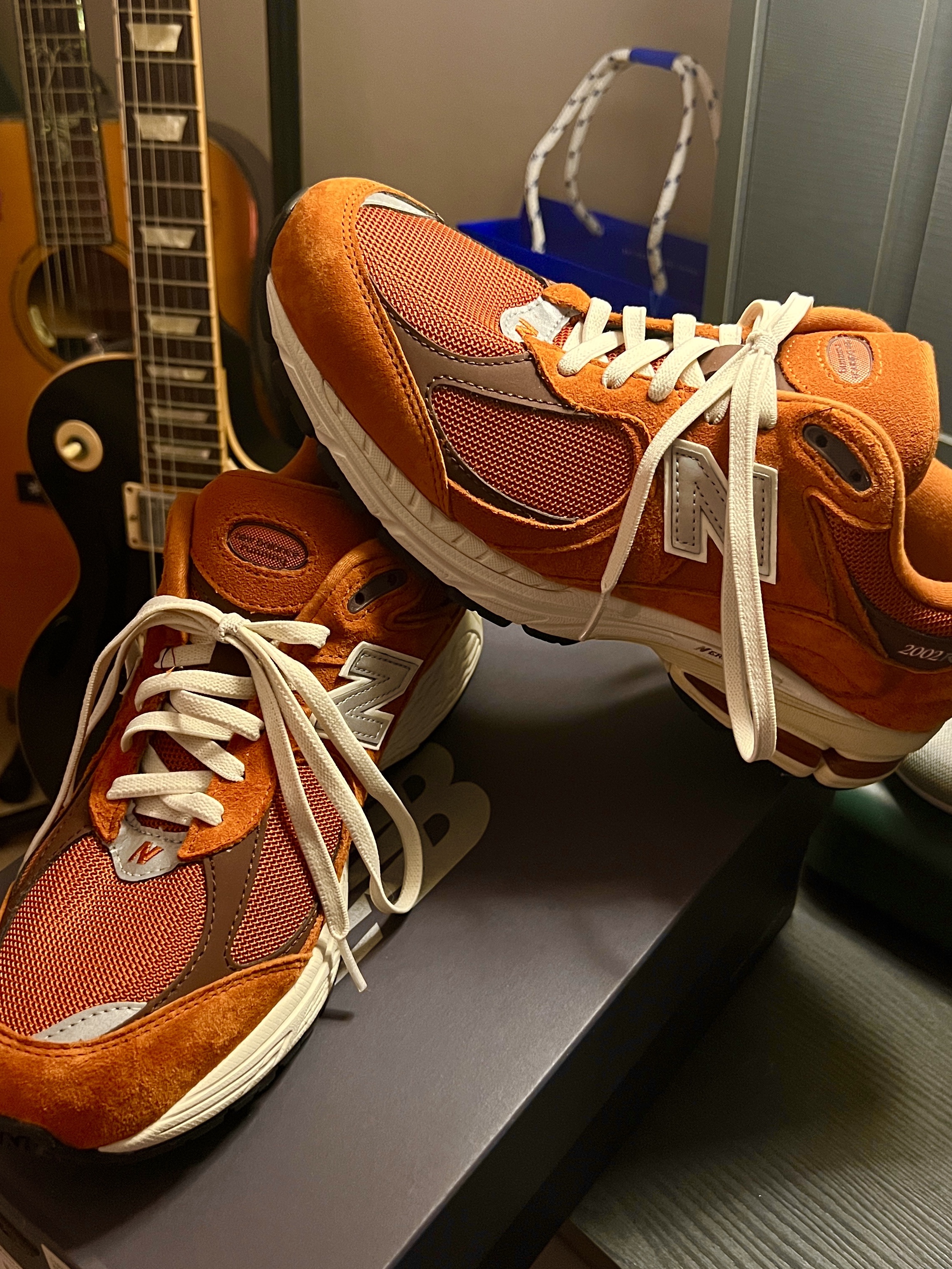 New Balance 2002R Rust Oxide 착용 스타일 - 3
