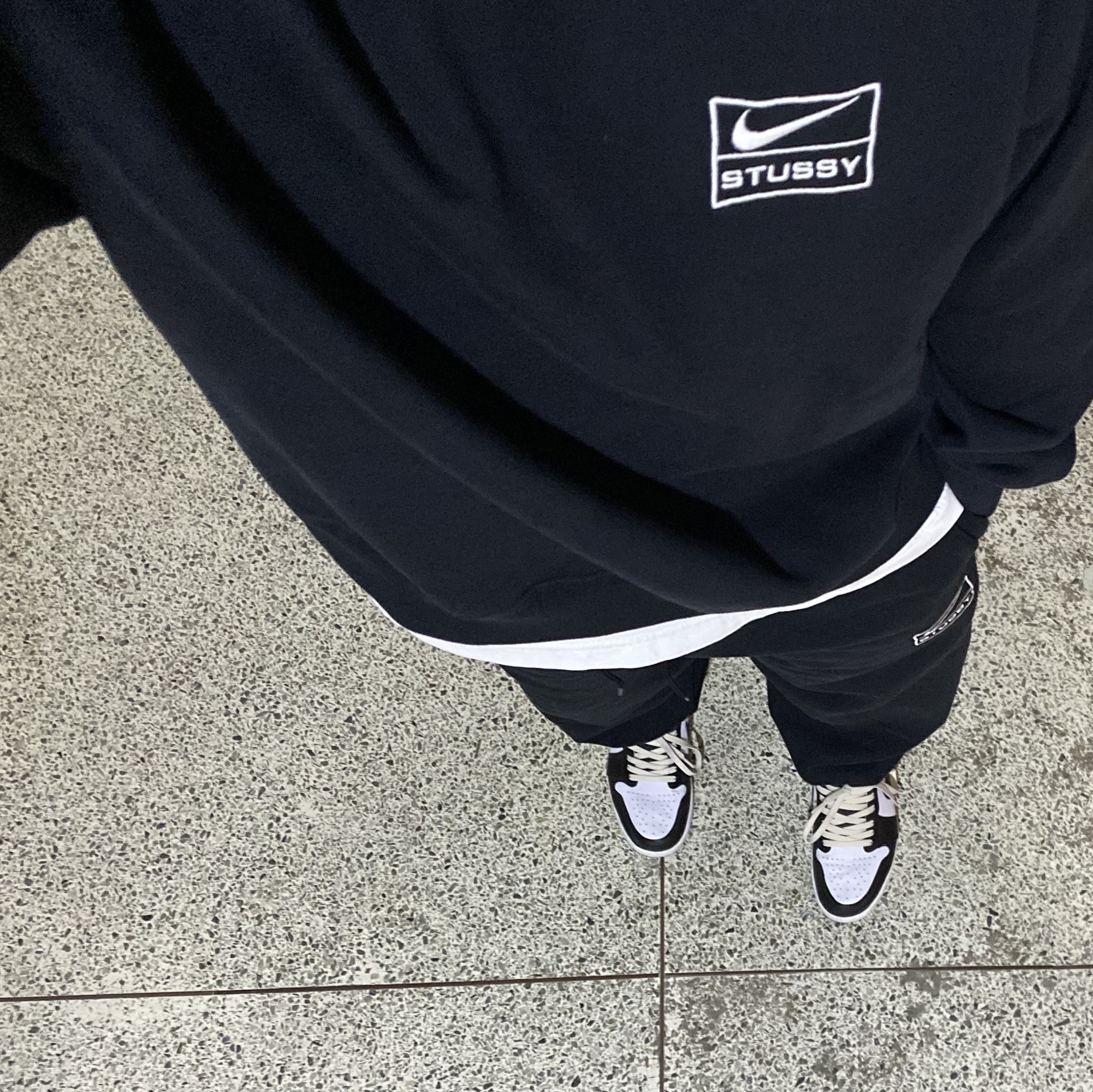 Nike x Stussy NRG Washed Fleece Pants Black (DO5296-010), Nike x Stussy NRG Washed Fleece Crewneck Black (DO5310-010) 착용 스타일