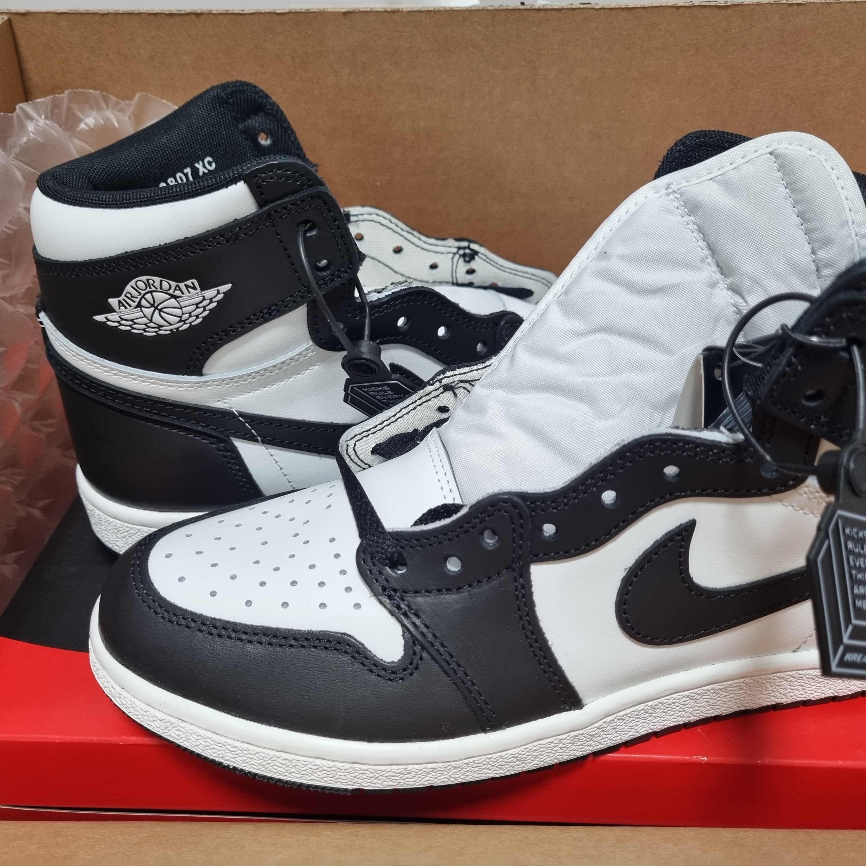 Jordan 1 High 85 Black White 착용 스타일 - 3