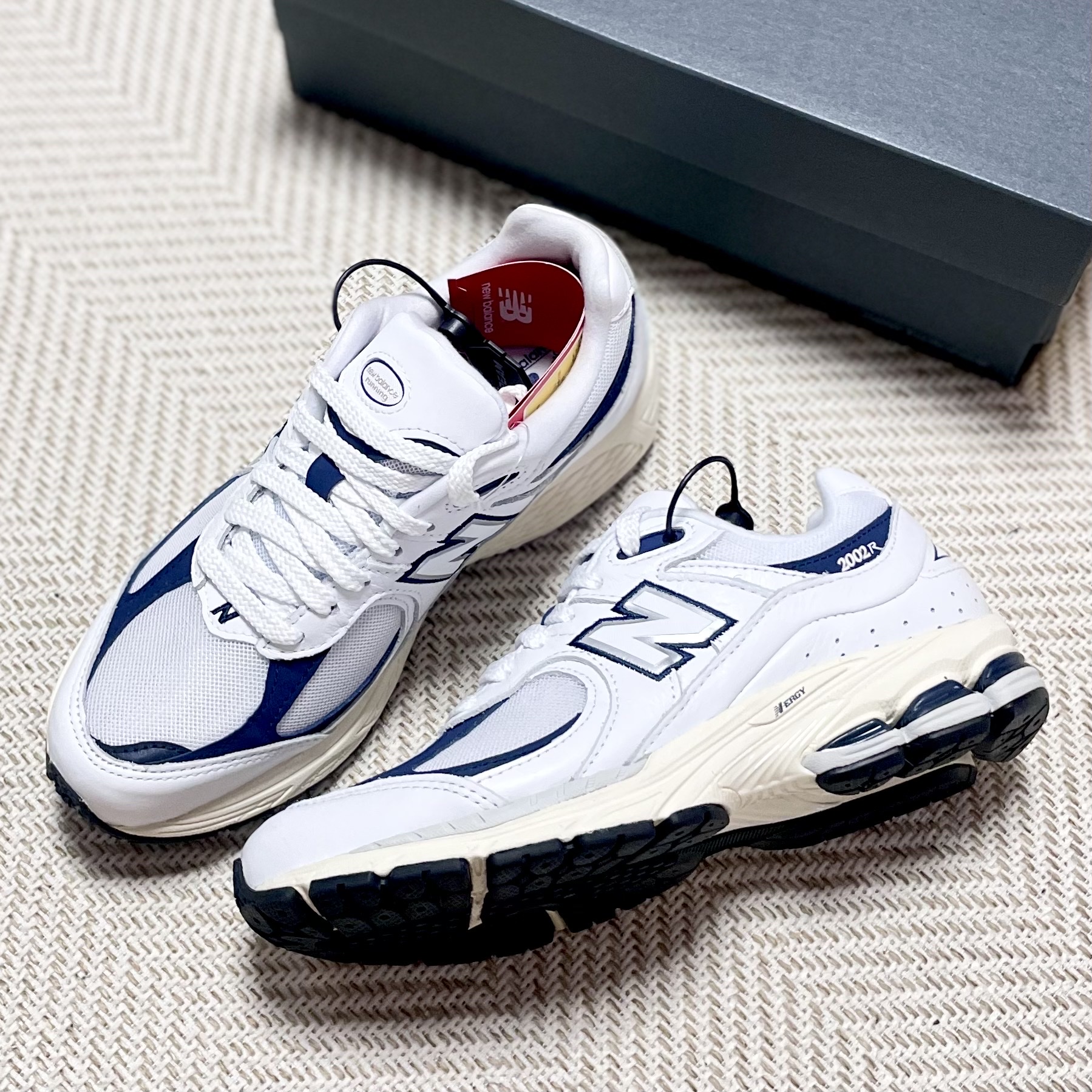 New Balance 2002R White, New Balance 992 Made in USA White Navy 착용 스타일 - 2