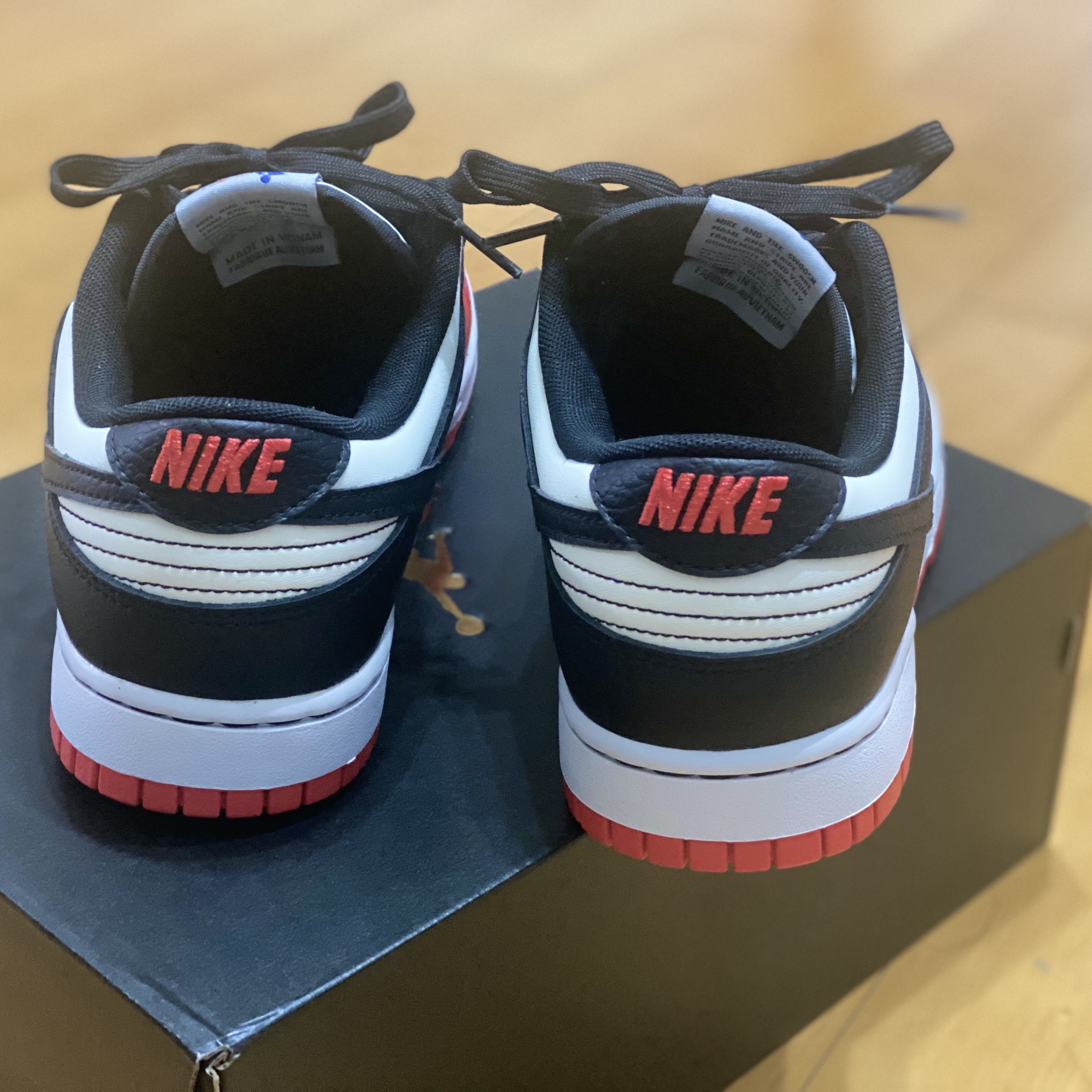 Nike x NBA Dunk Low Retro EMB Black and Chile Red 착용 스타일 - 3