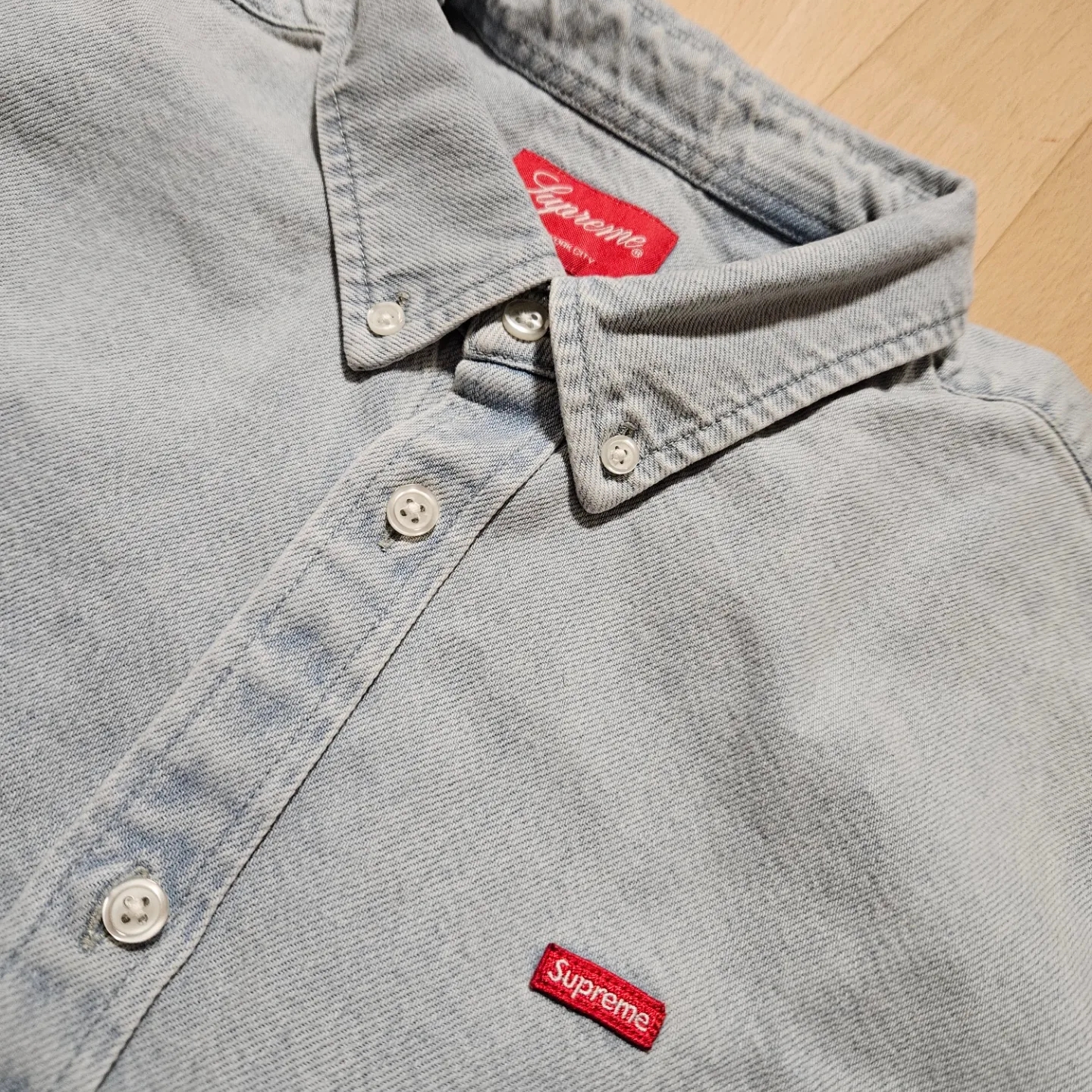 Supreme Small Box Shirt Denim - 23SS 착용 스타일 - 1