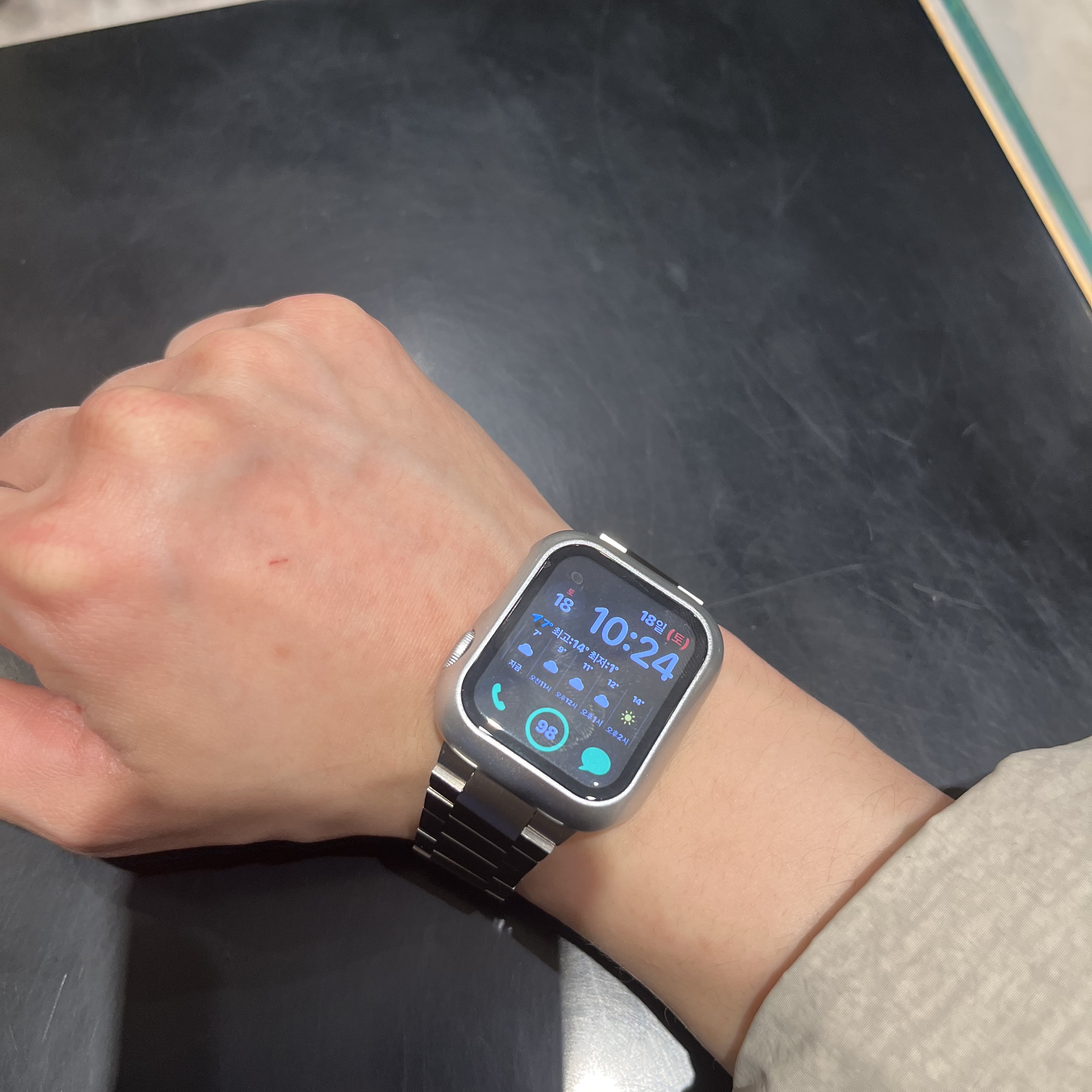 Apple Watch SE 40mm GPS Silver Aluminum Case with Sport Band Abyss Blue (Korean Ver.) 착용 스타일