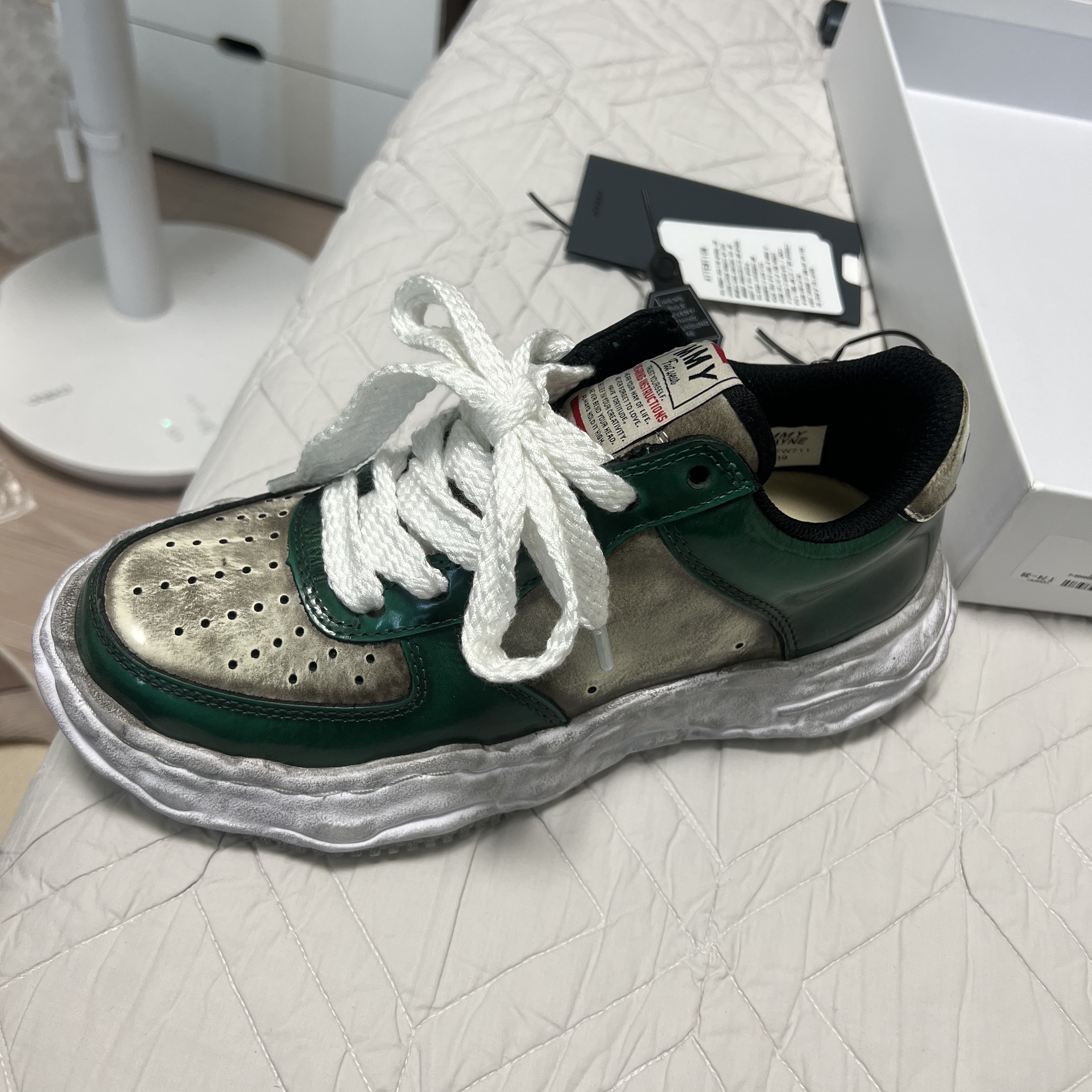 Maison Mihara Yasuhiro Wayne OG Sole Brushed Patent Low-top Sneakers Green 착용 스타일 - 2