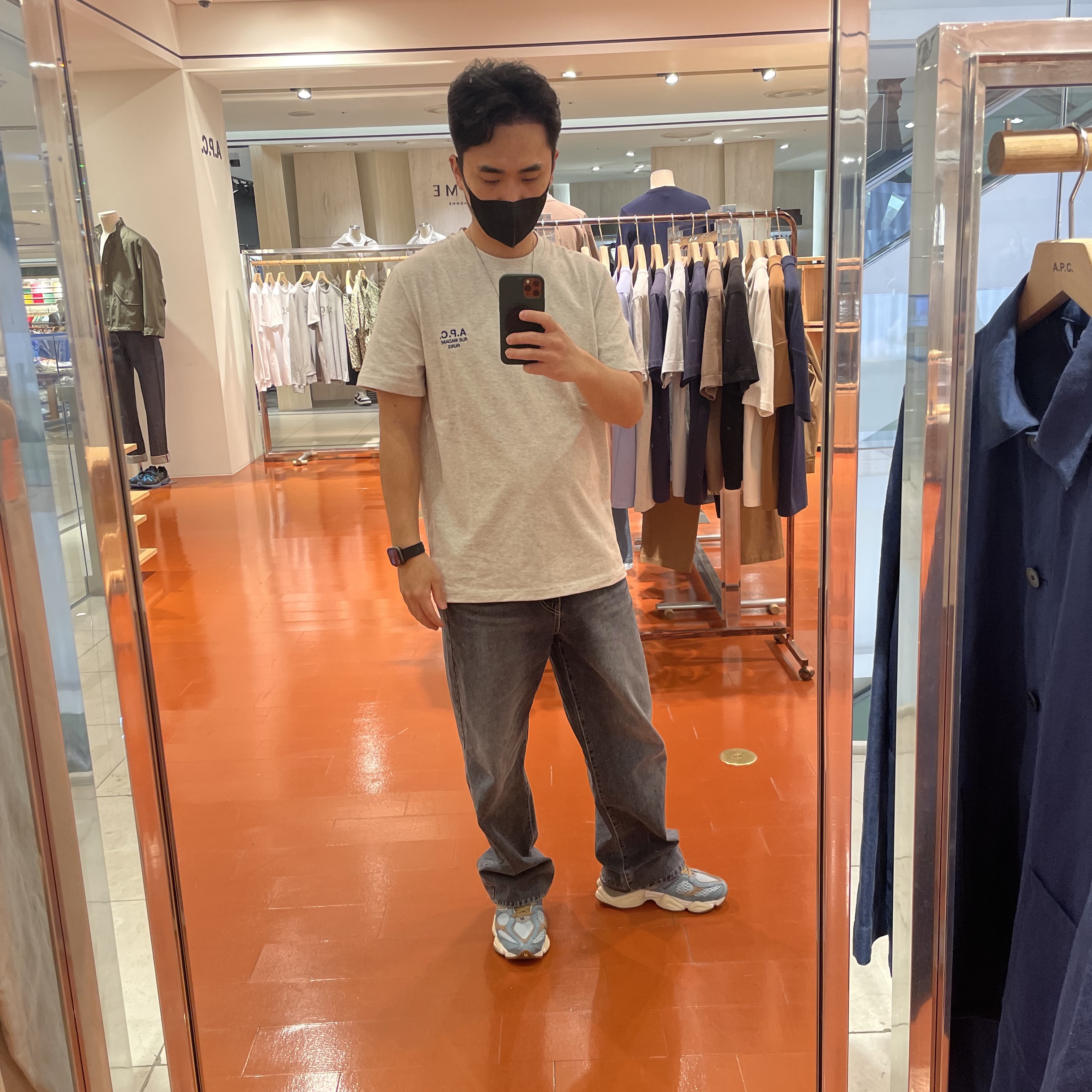 A.P.C. Raymond T-Shirt Grey, New Balance x Bodega 9060 Citadel 착용 스타일