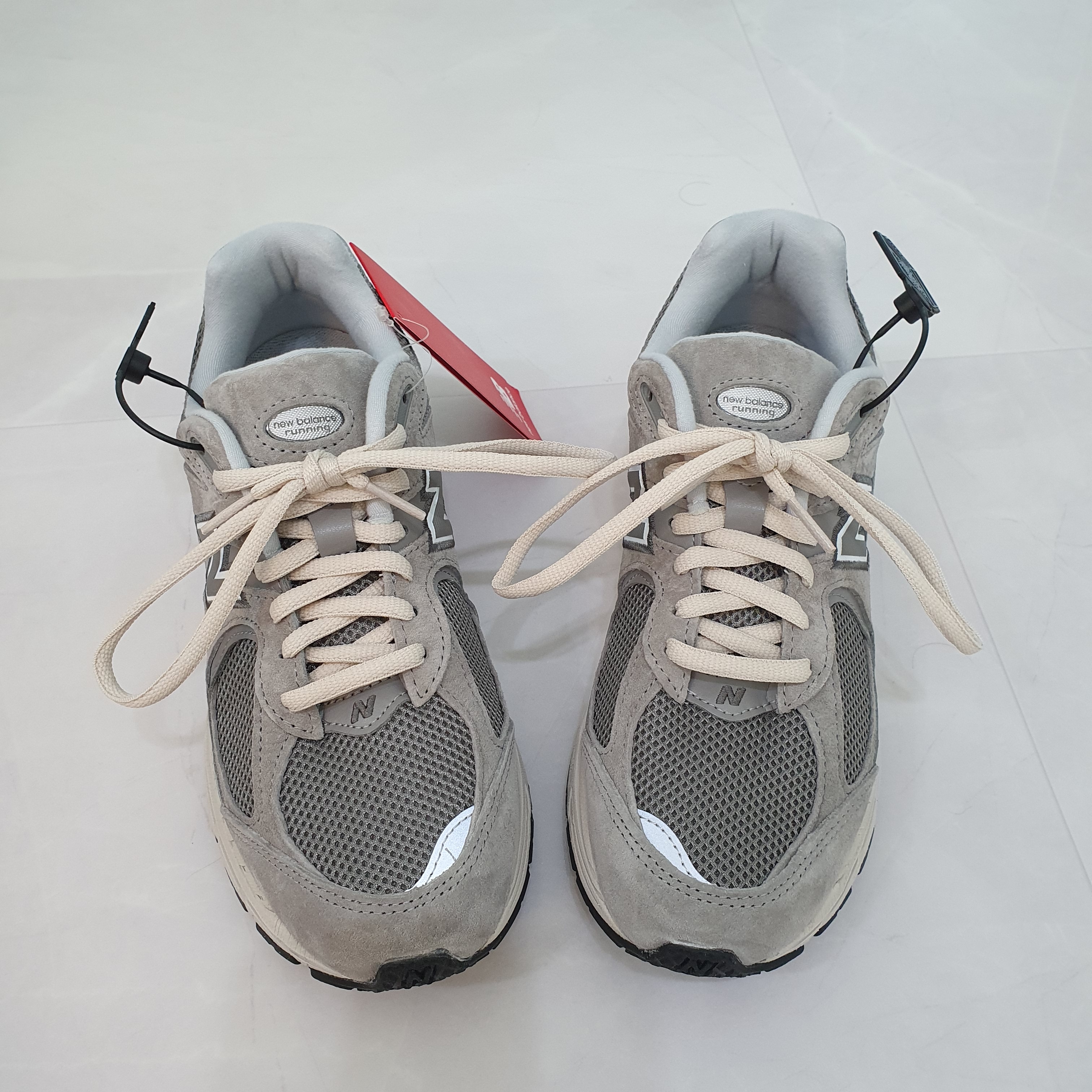 New Balance 2002R Grey 착용 스타일 - 1