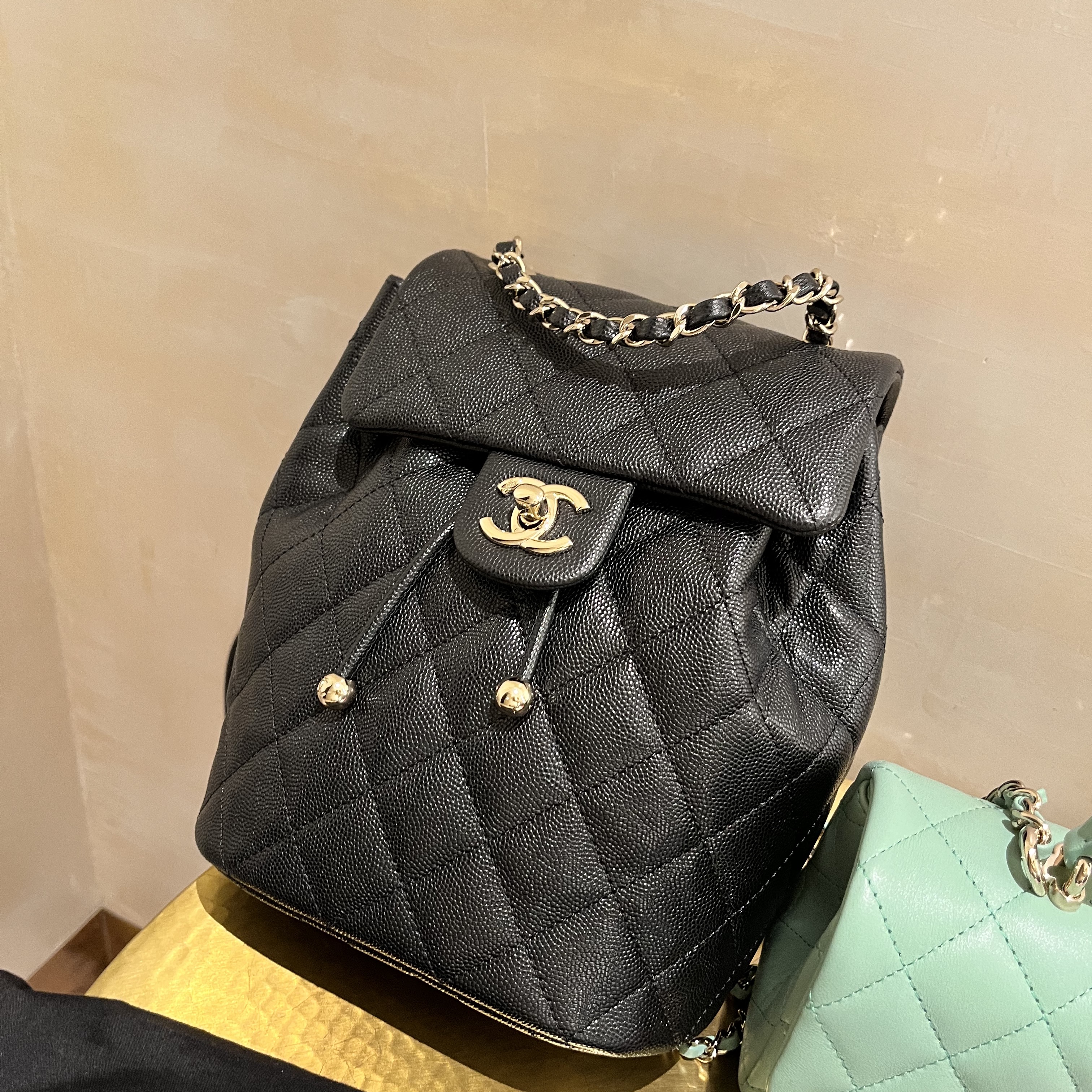 Chanel Backpack Shiny Grained Calfskin & Gold Black 착용 스타일
