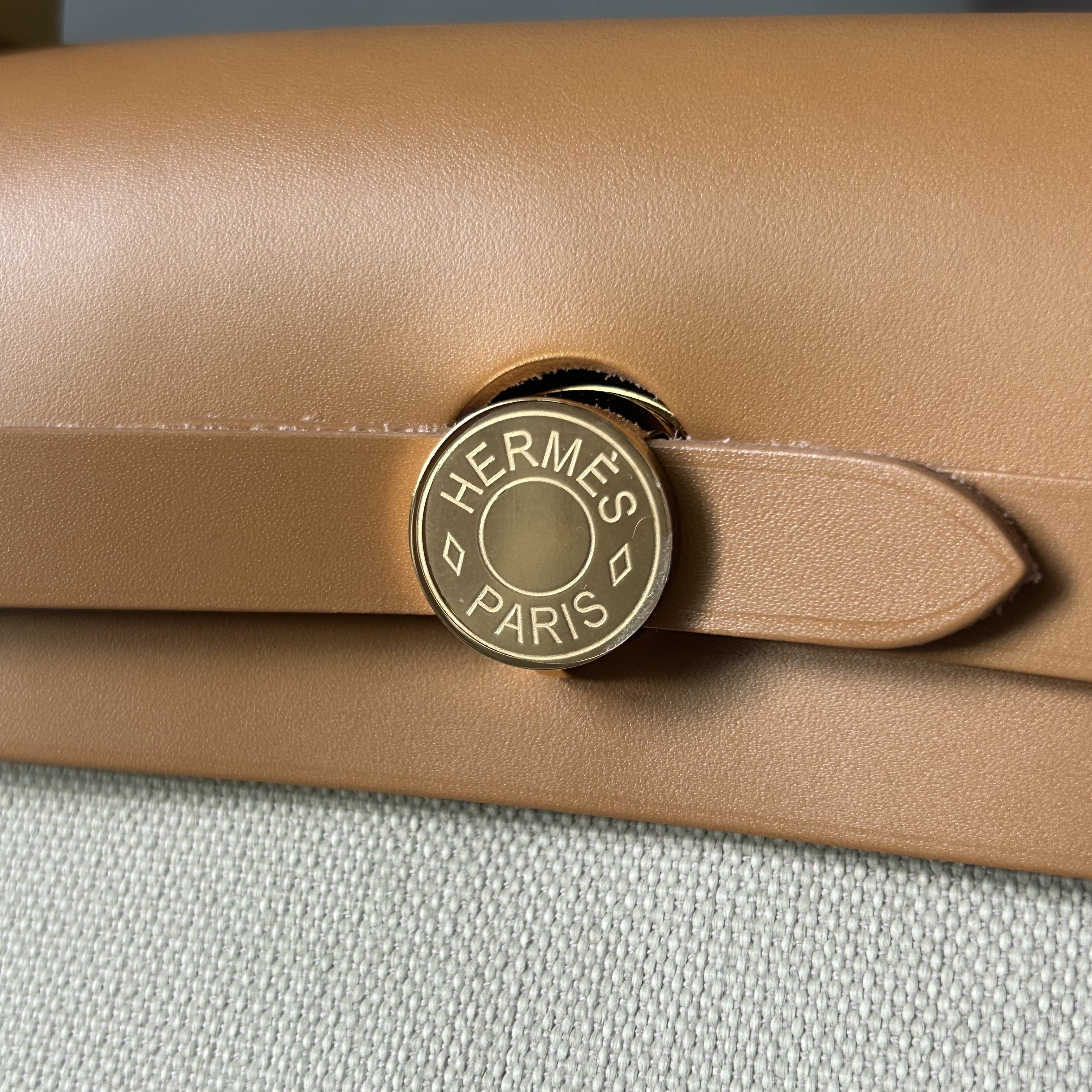Hermes Herbag Zip 31 Bag Retourne & Gold Beton Naturel Sable 착용 스타일 - 3