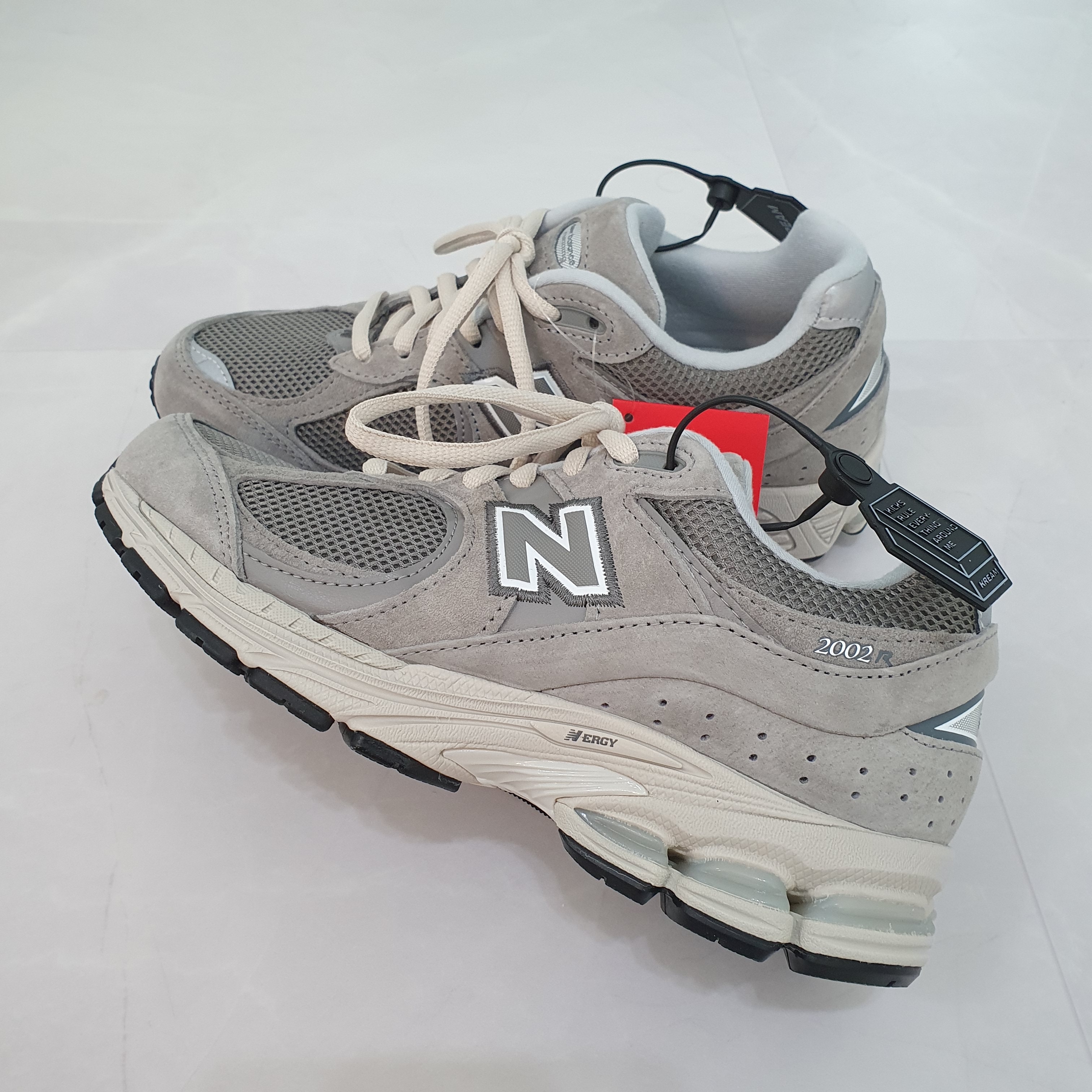 New Balance 2002R Grey 착용 스타일 - 3
