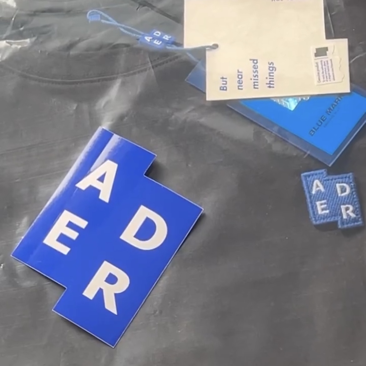 Ader Error Sig; TRS/BL Tag T-Shirt 01 Black 착용 스타일