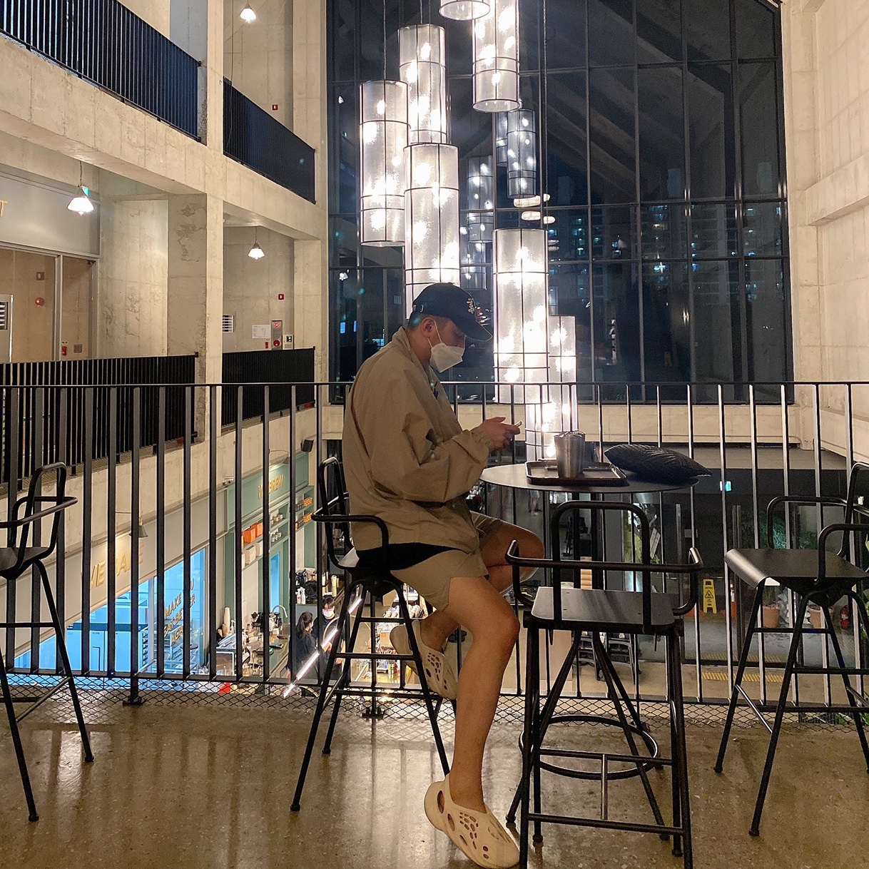 Adidas Yeezy Foam RNNR Sand, Essentials Volley Shorts Moss - 21SS 착용 스타일
