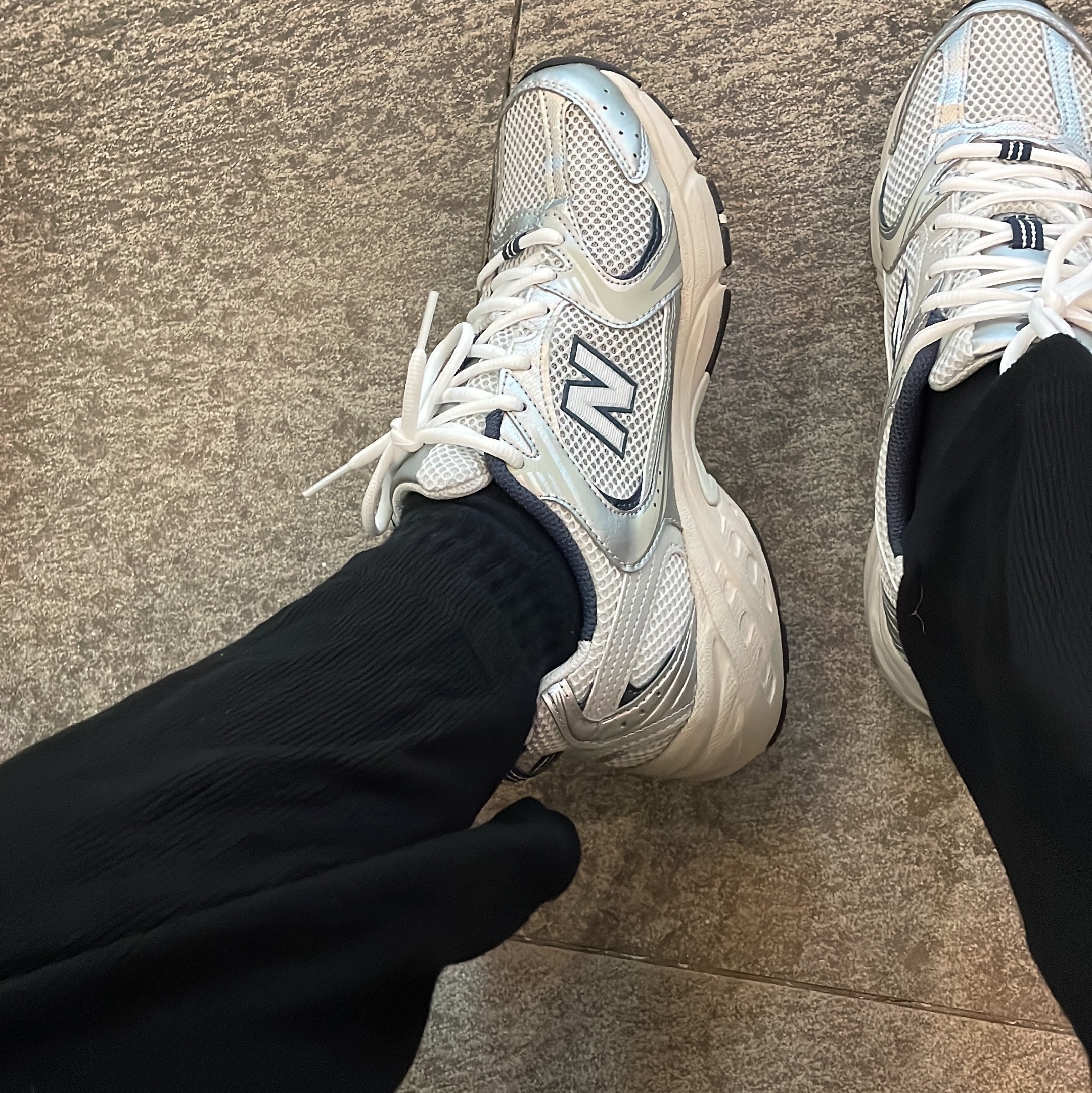 New Balance 530 Steel Grey 착용 스타일