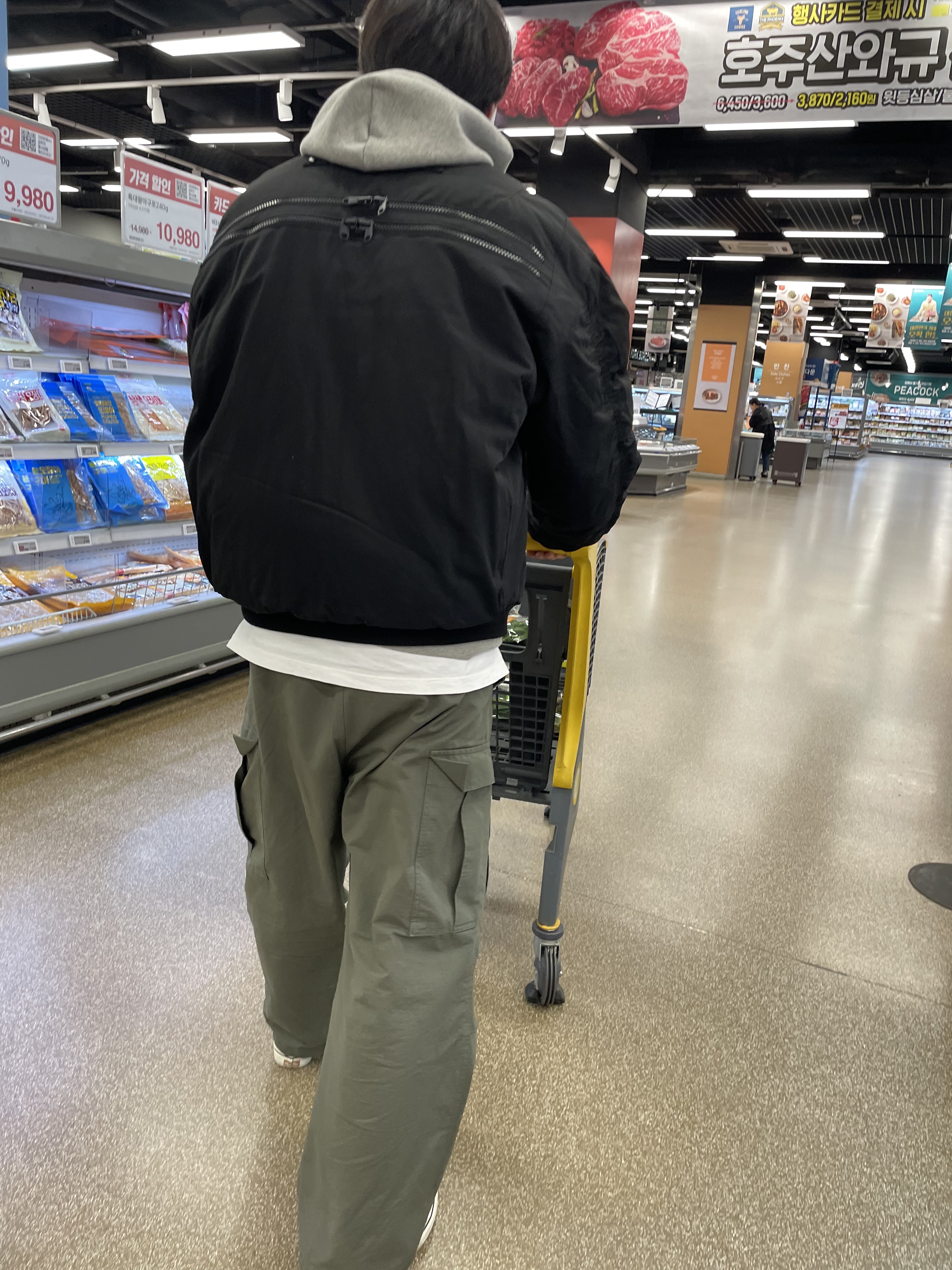 Undermycar Juggernaut Double Back Zip Steroid Bomber Triple Black - 23SS, Essentials The Core Collection Hoodie Dark Oatmeal 착용 스타일 - 3
