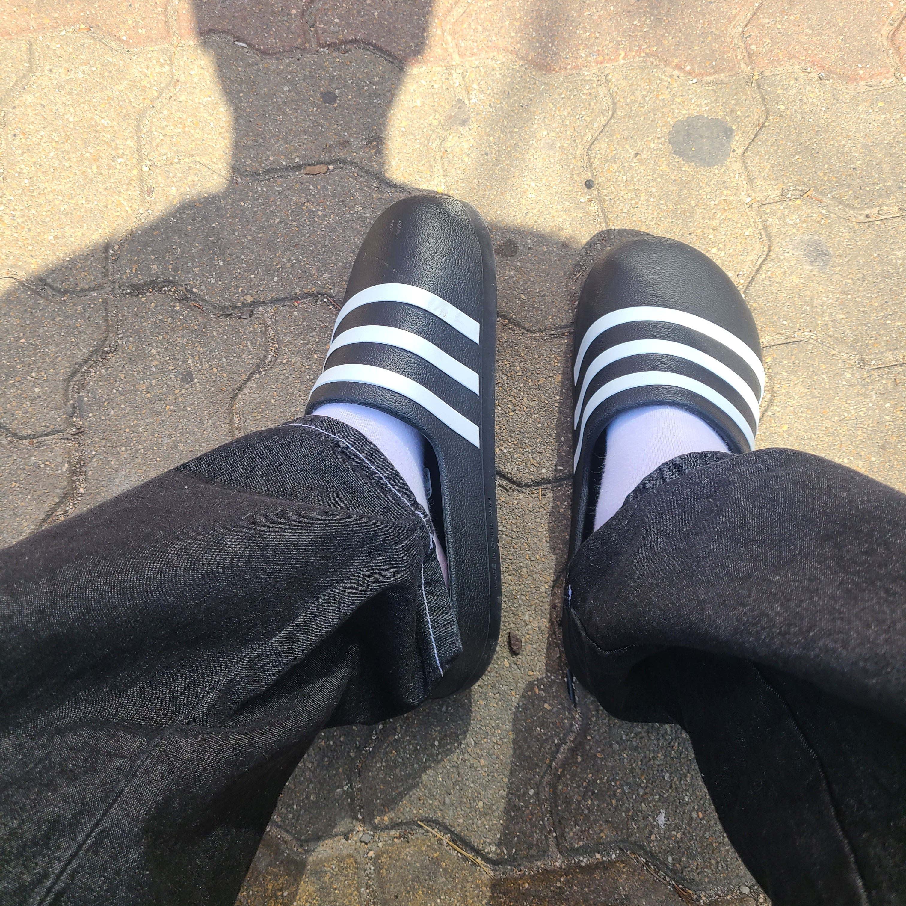 Adidas Adifom Adilette Slides Core Black 착용 스타일 - 2