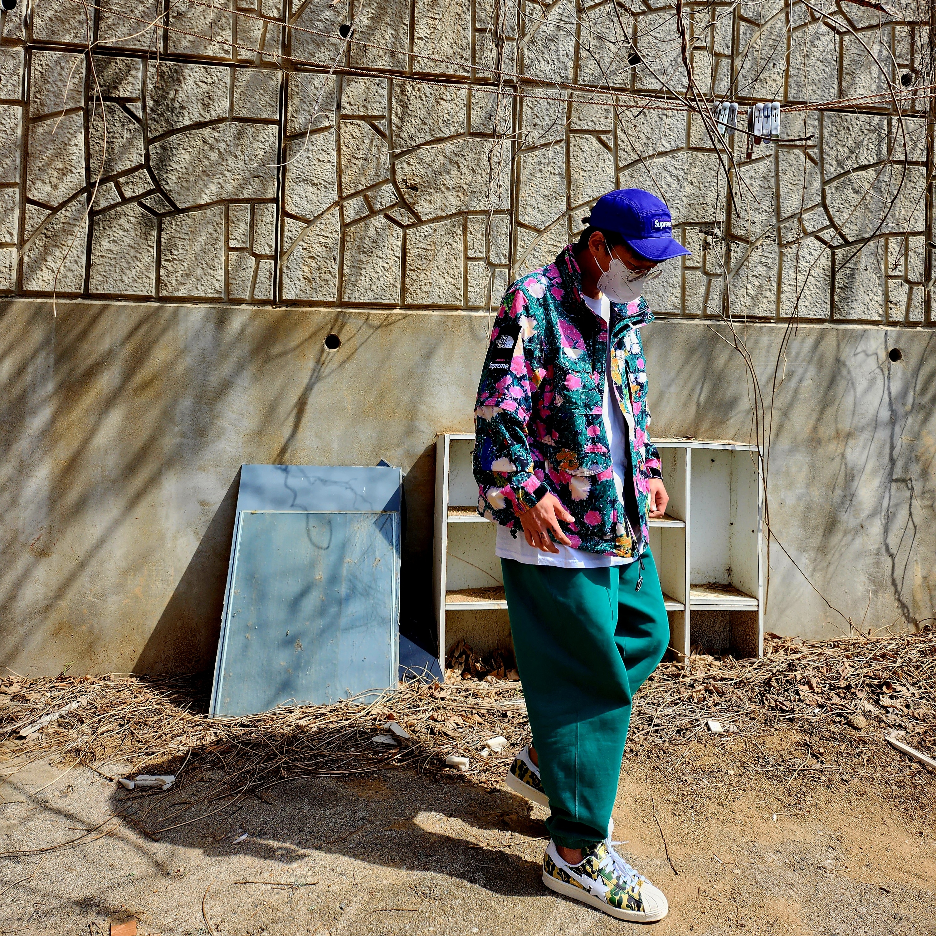 Supreme Washed Chino Twill Camp Cap Purple - 23SS, Supreme x The North Face Trekking Convertible Jacket Flowers - 22SS 착용 스타일 - 1