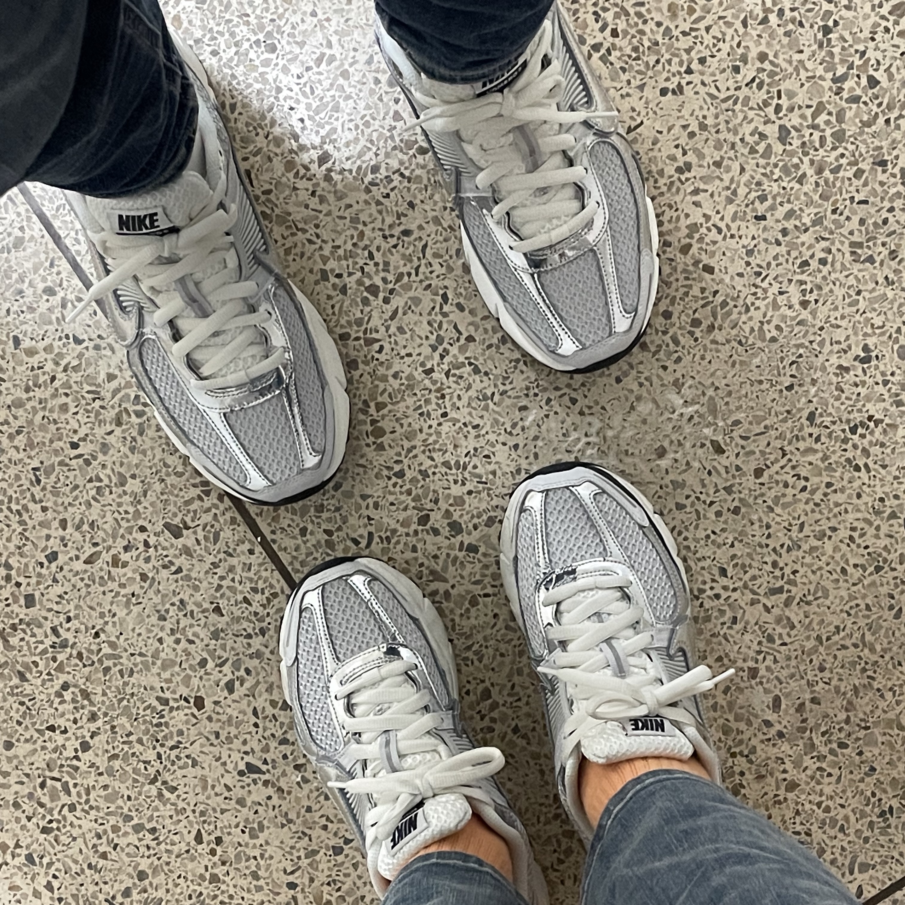 (W) Nike Zoom Vomero 5 Photon Dust and Metallic Silver 착용 스타일 - 2