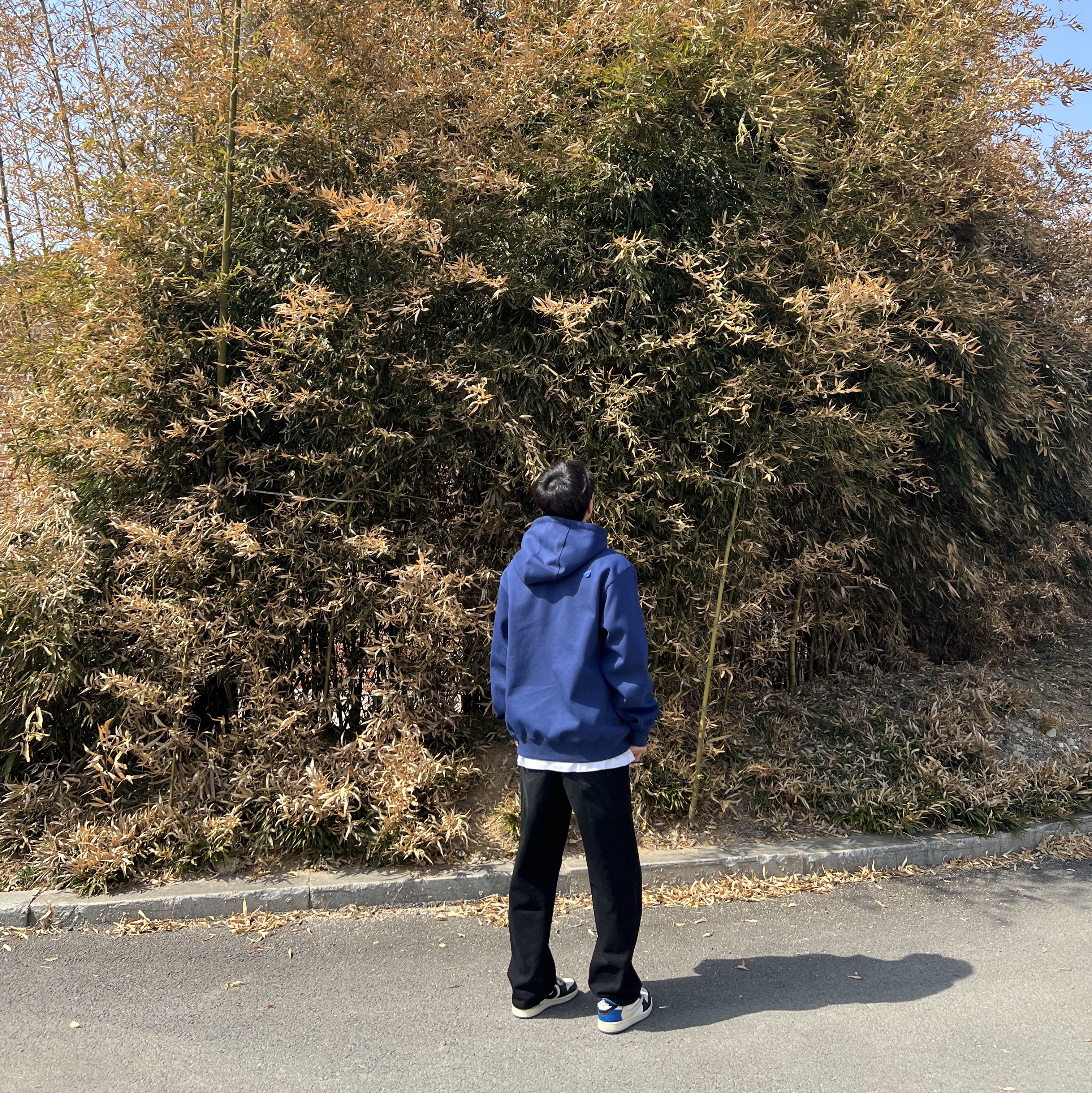 Ader Error Verif Logo Hoodie Navy, Jordan 1 x Travis Scott x Fragment Retro Low OG SP Military Blue 착용 스타일 - 3