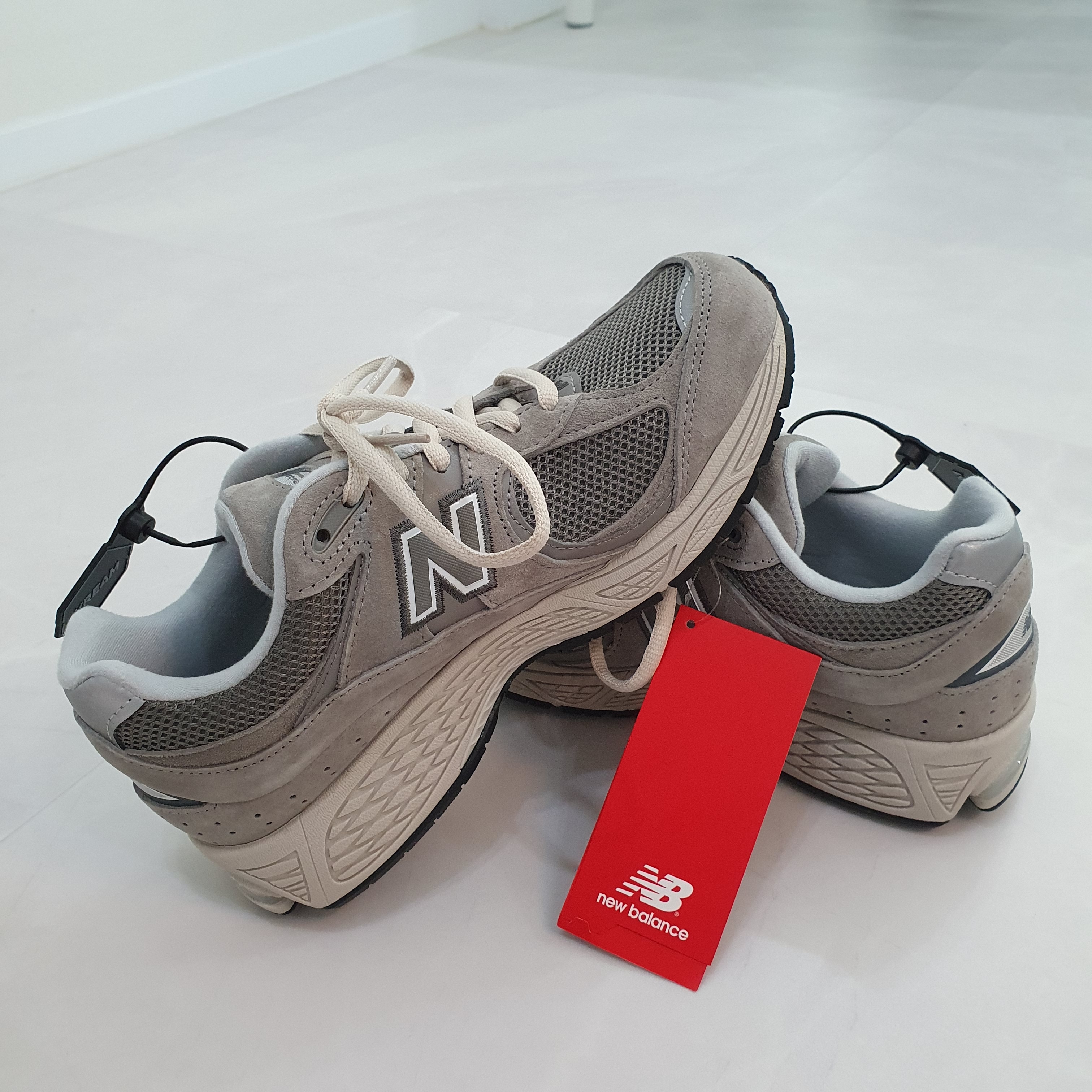 New Balance 2002R Grey 착용 스타일 - 4