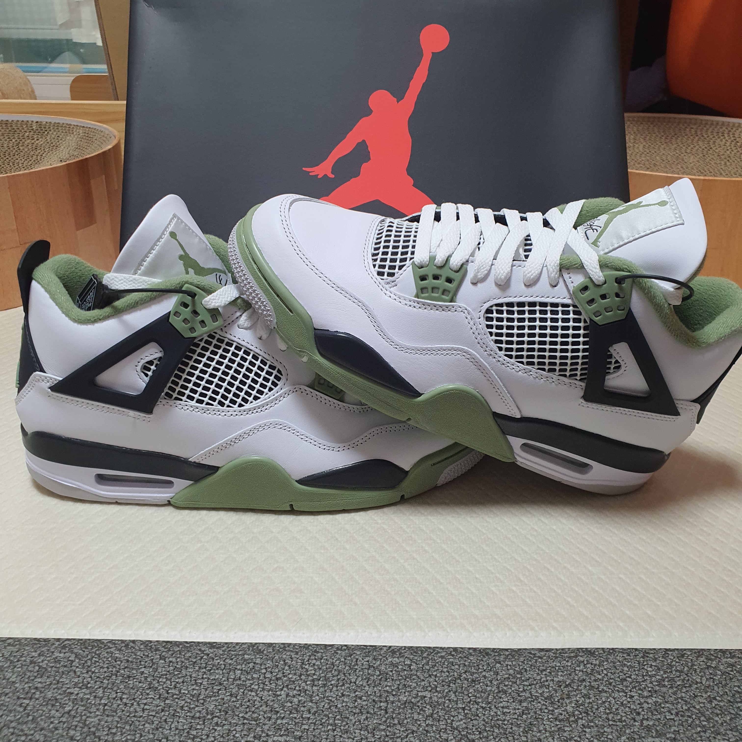 (W) Jordan 4 Retro Oil Green 착용 스타일 - 2