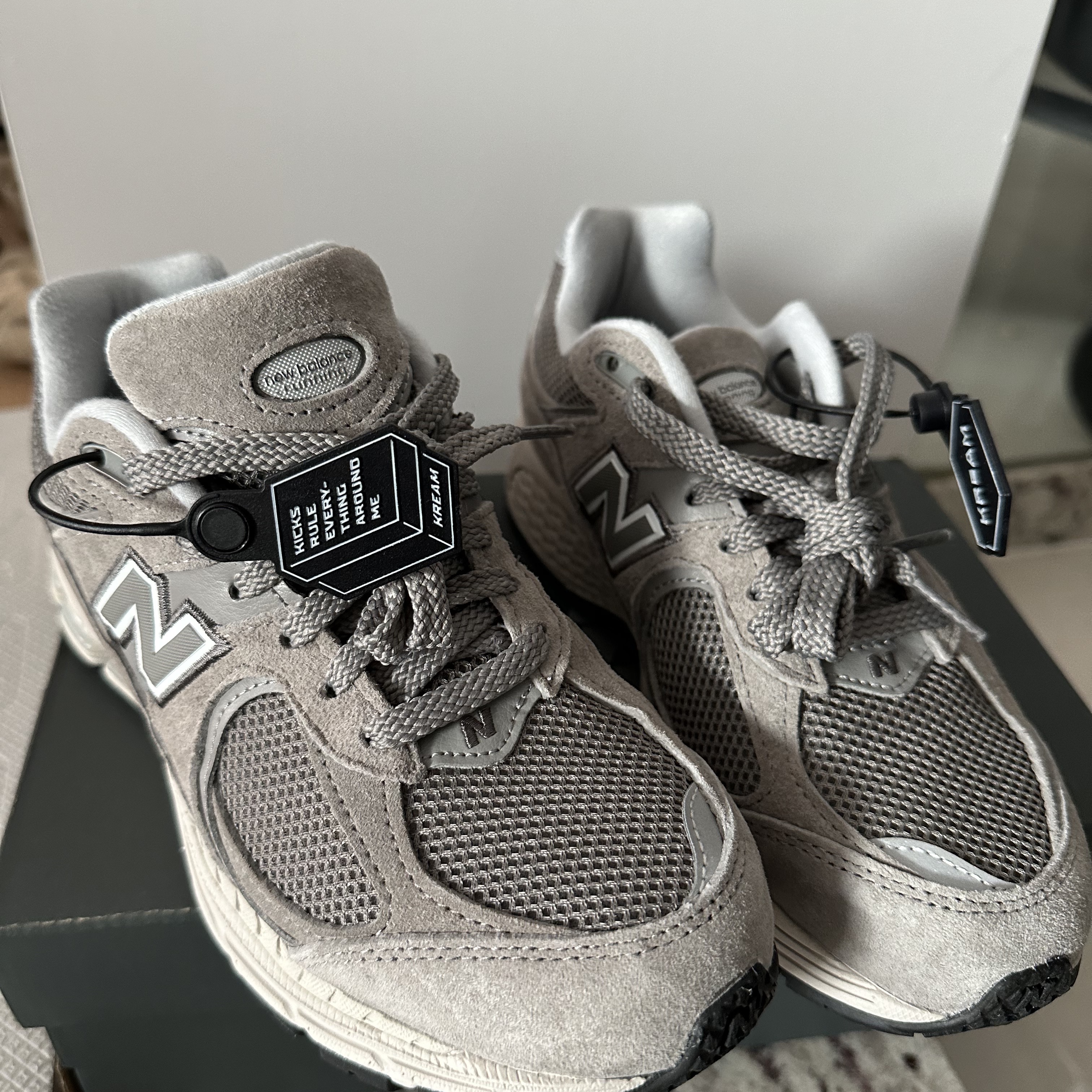 New Balance 2002R Grey 착용 스타일