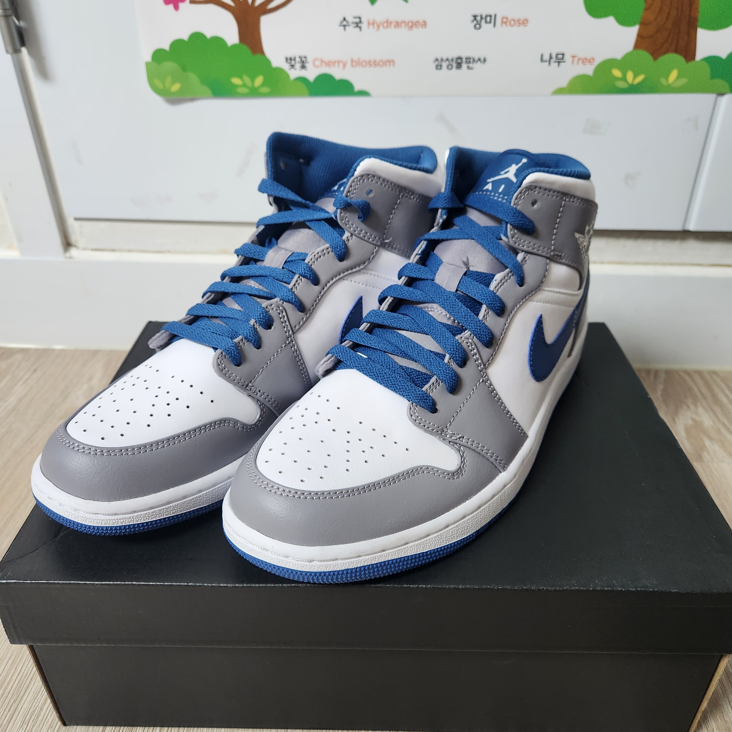 Jordan 1 Mid Cement Grey True Blue 착용 스타일 - 1