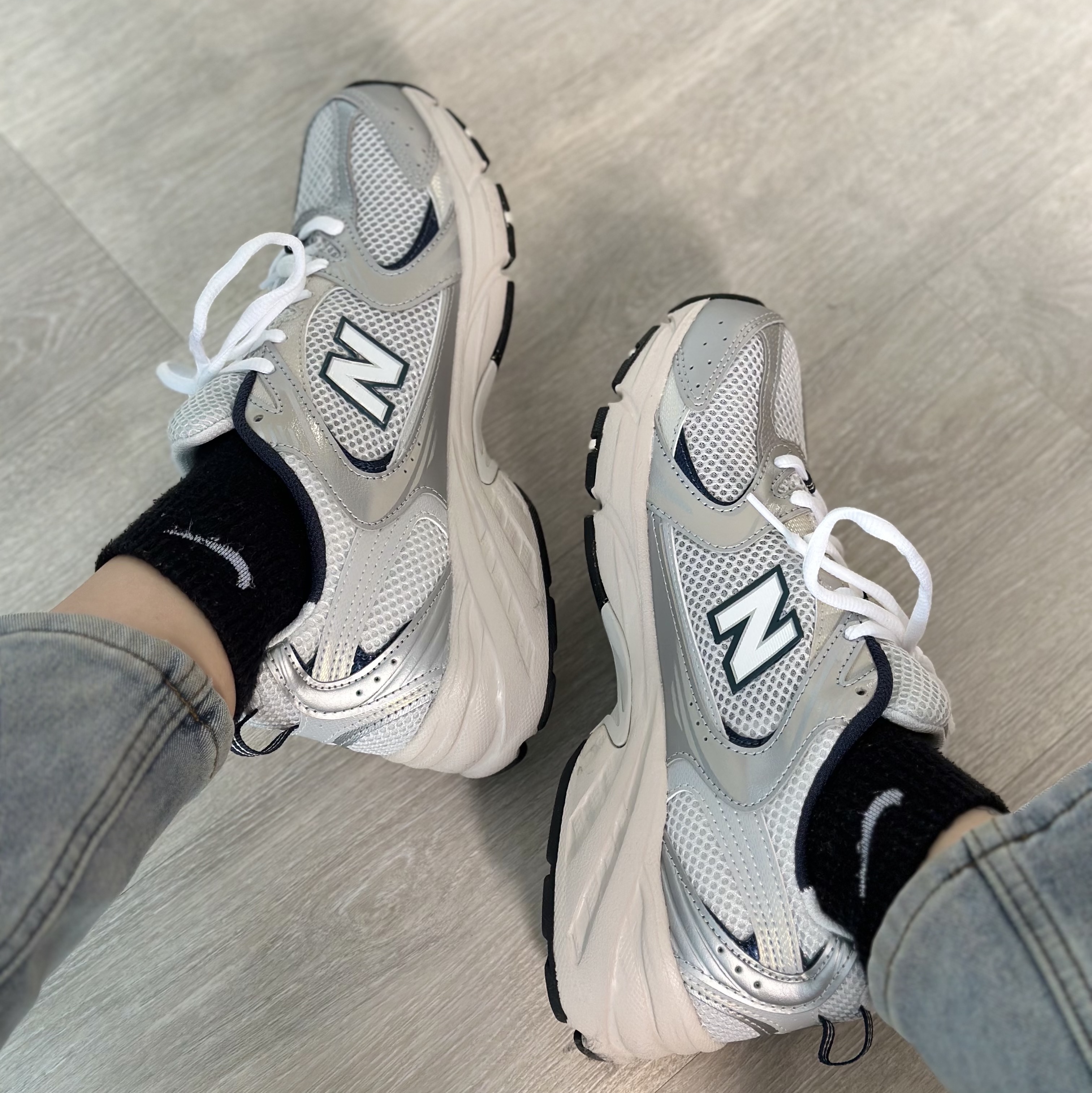 New Balance 530 Steel Grey 착용 스타일 - 1