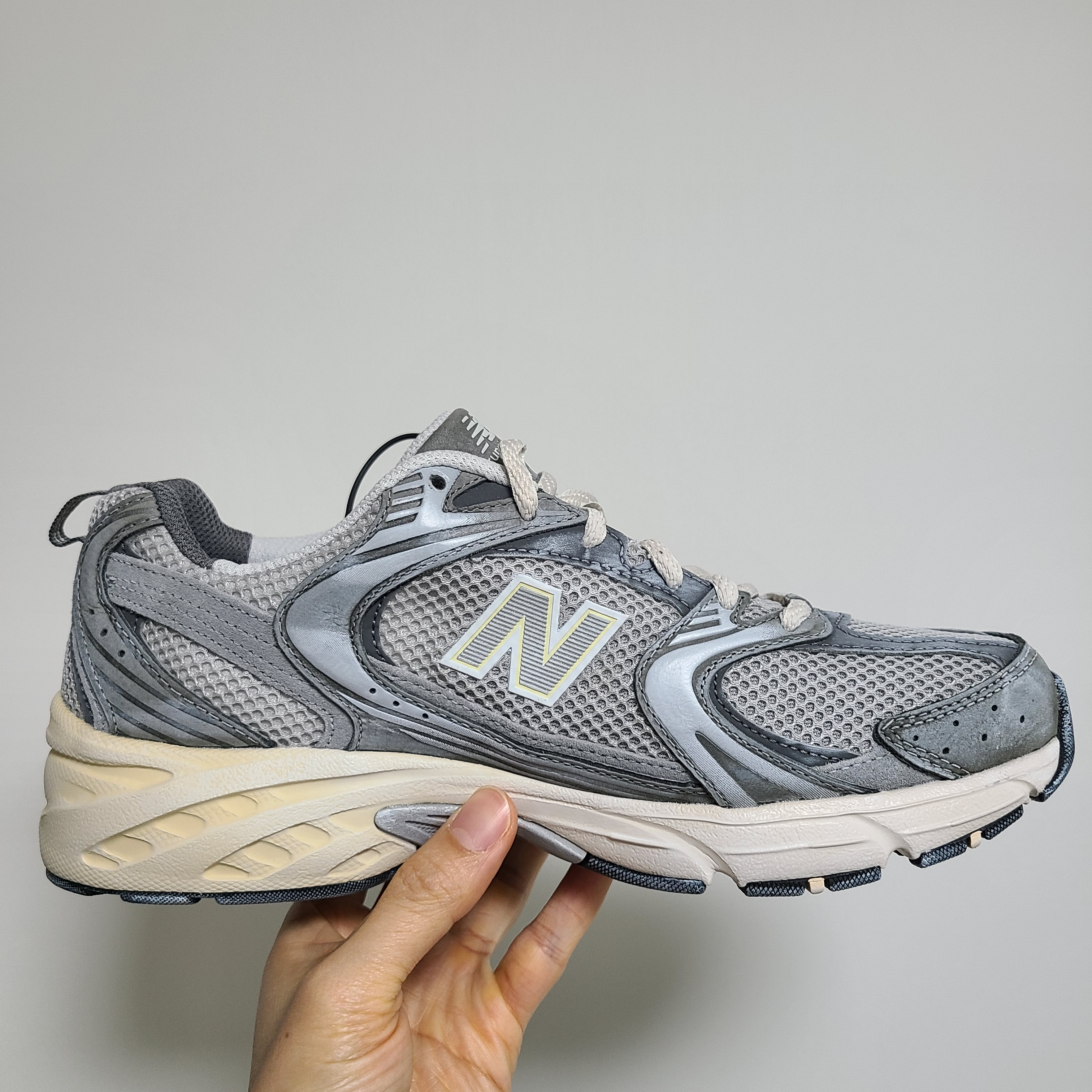New Balance 530 Premium Vintage Grey Matter 착용 스타일 - 4