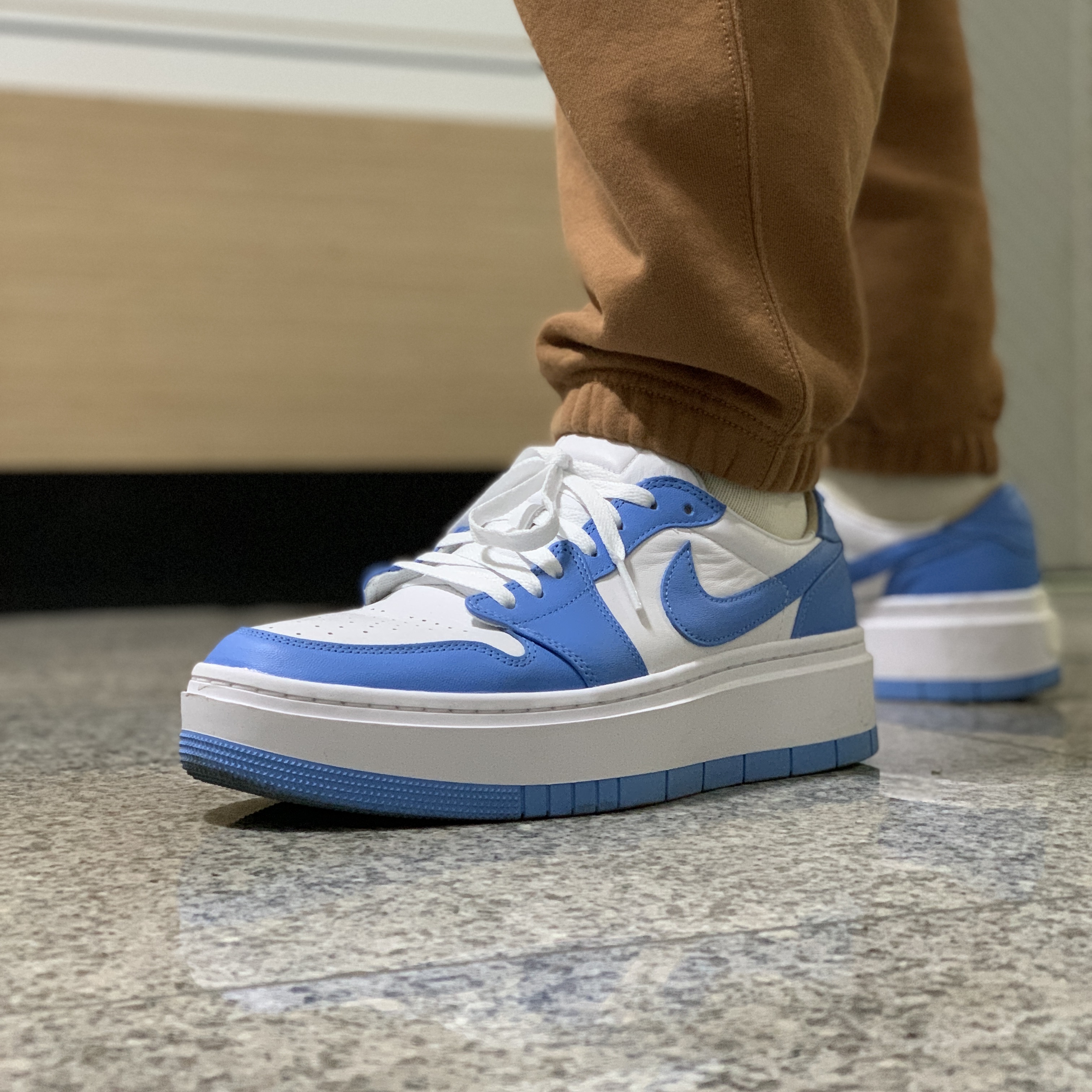 (W) Jordan 1 Elevate Low SE University Blue 착용 스타일 - 1