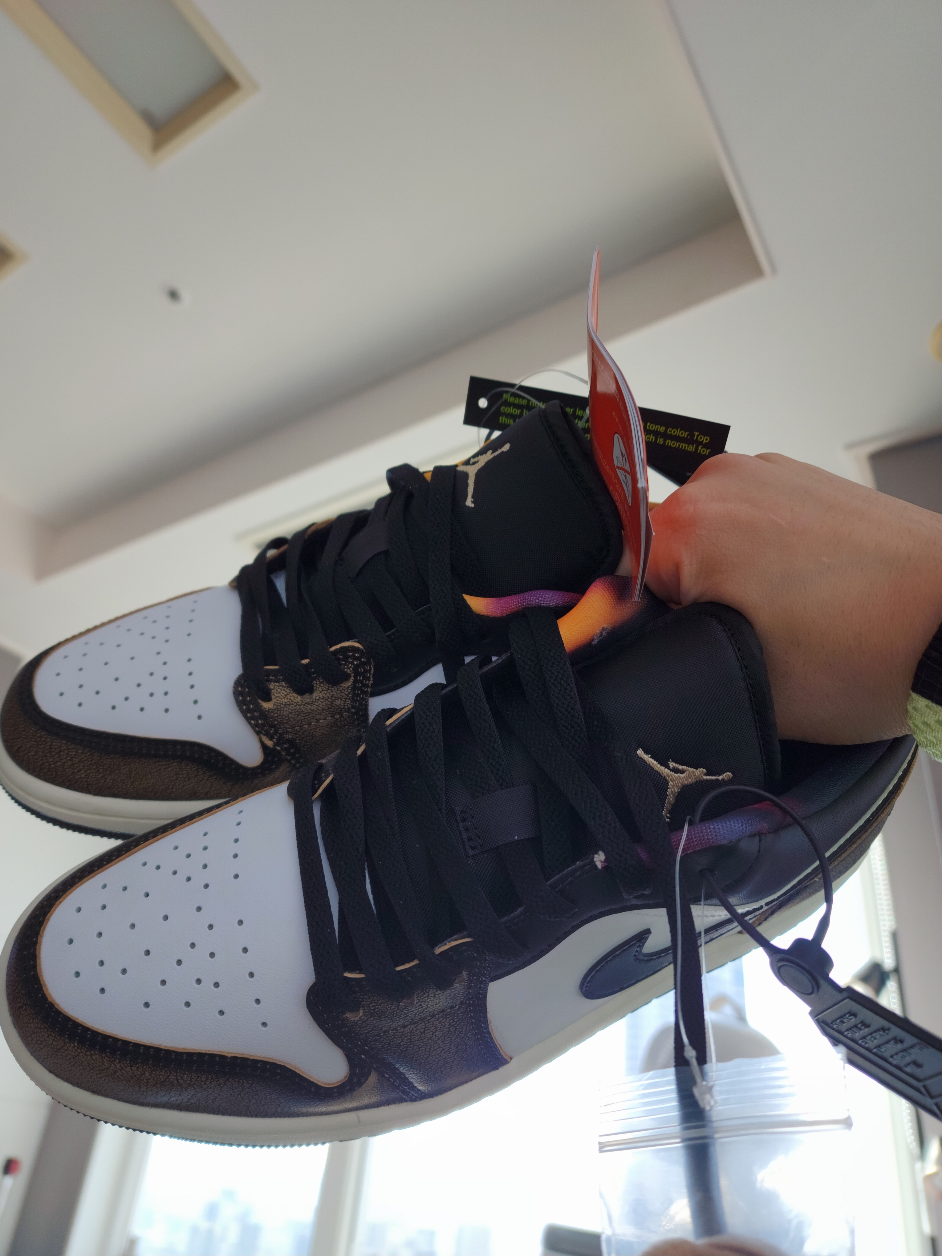Jordan 1 Low SE Black White Onyx 착용 스타일