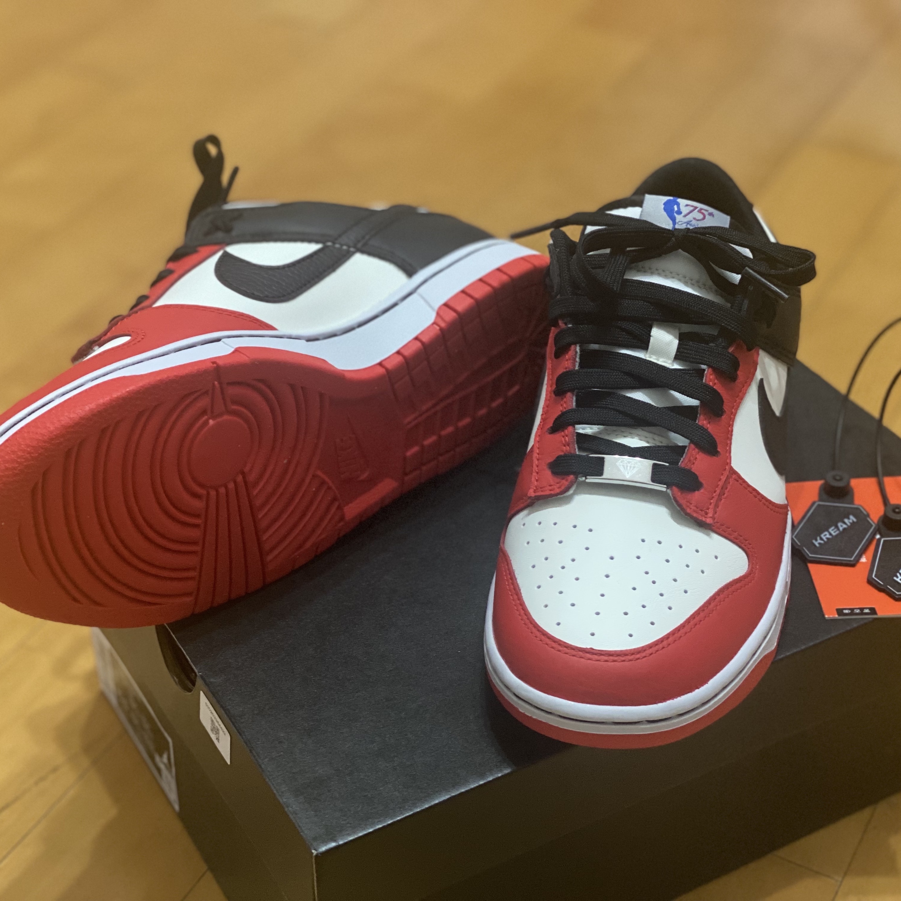 Nike x NBA Dunk Low Retro EMB Black and Chile Red 착용 스타일 - 1